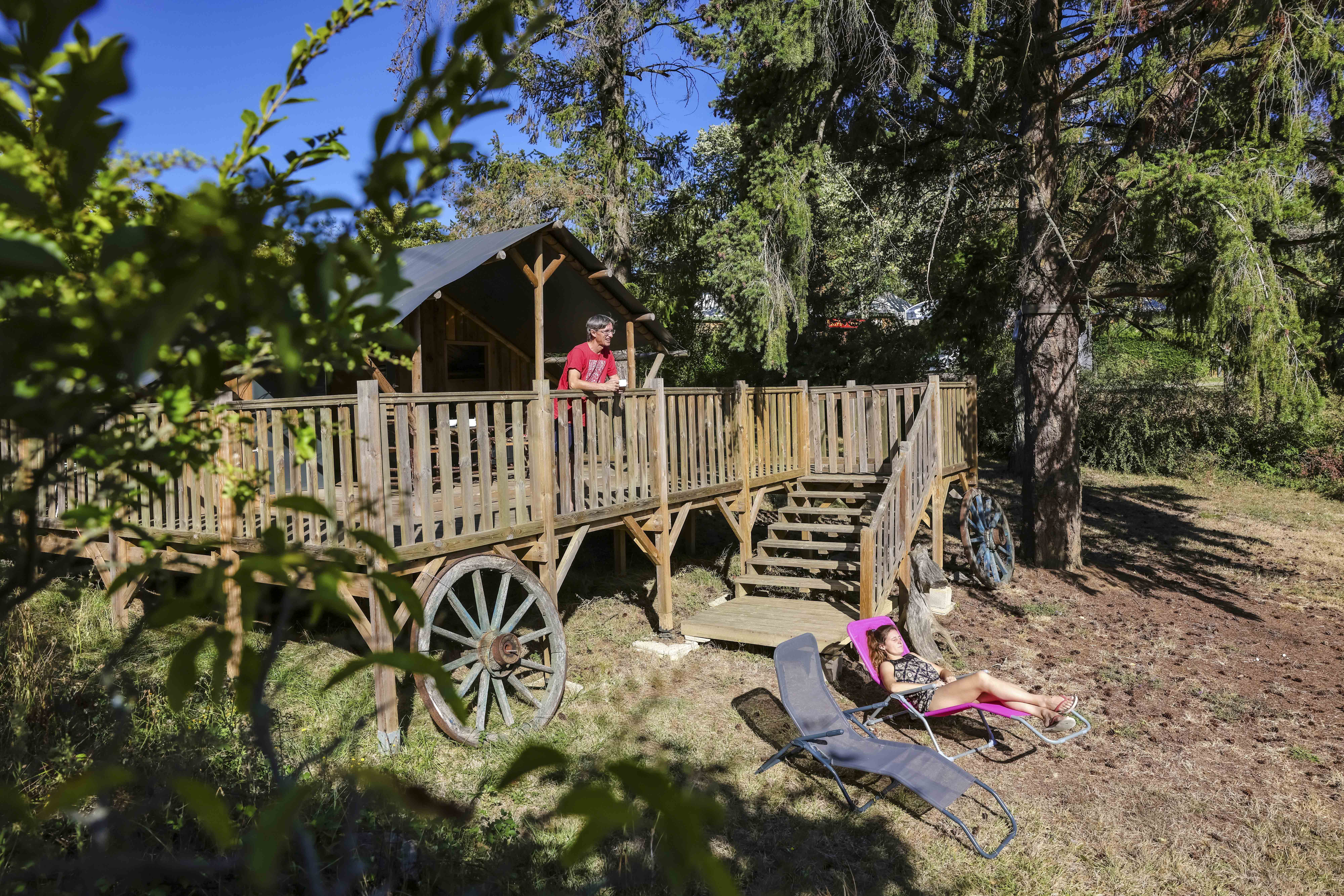 La Cabane Familiale du Trappeur — Cabane sur pilotis avec vue sur le lac à Tarn à Rabastens — vue intérieure