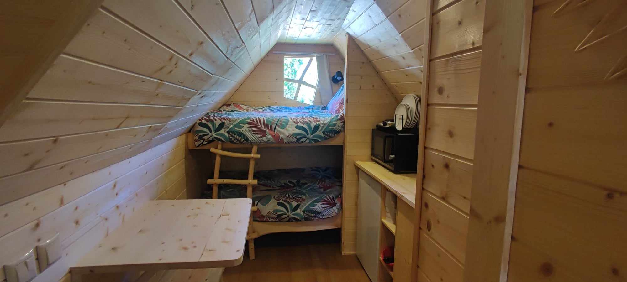 Cabane féerique en Bourgogne : un refuge enchanteur à Laives — salle de bain
