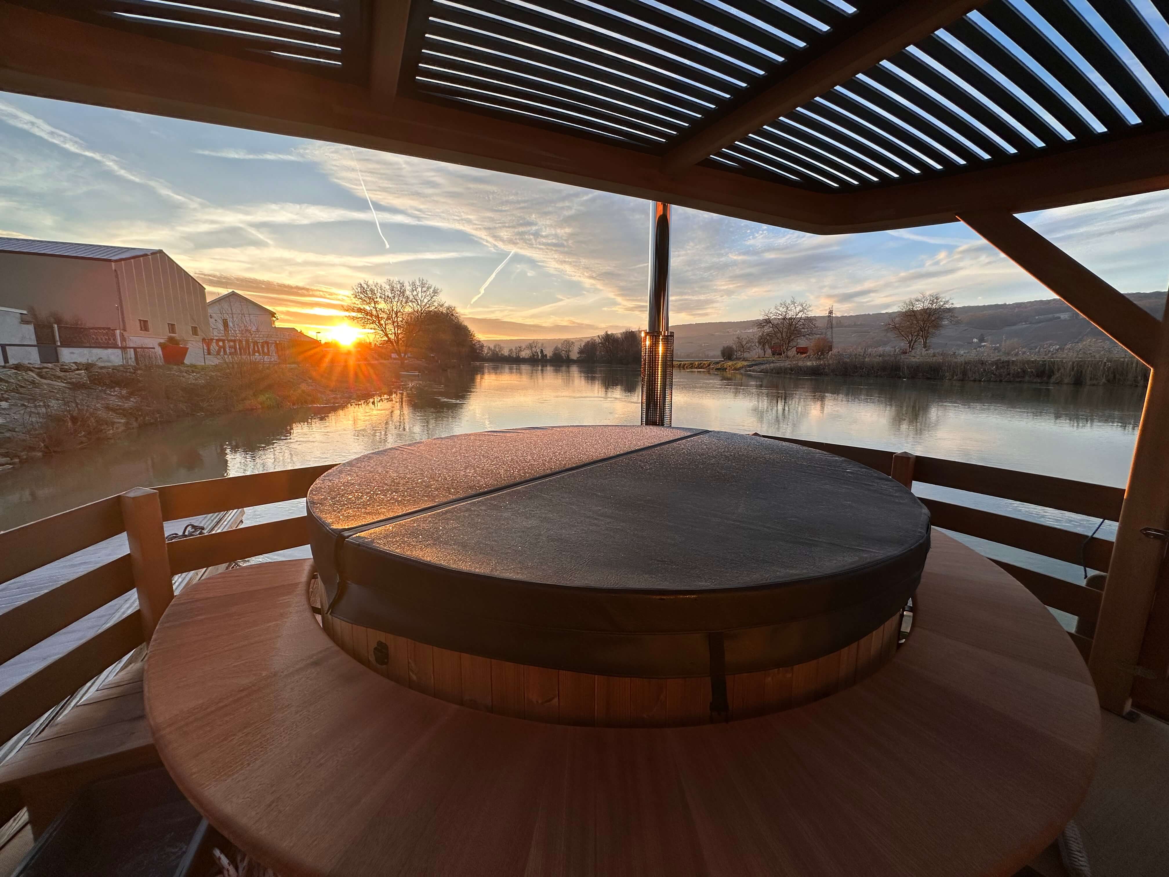 House Boat avec spa : une croisière sensorielle en Champagne à Ay Champagne — environnement naturel