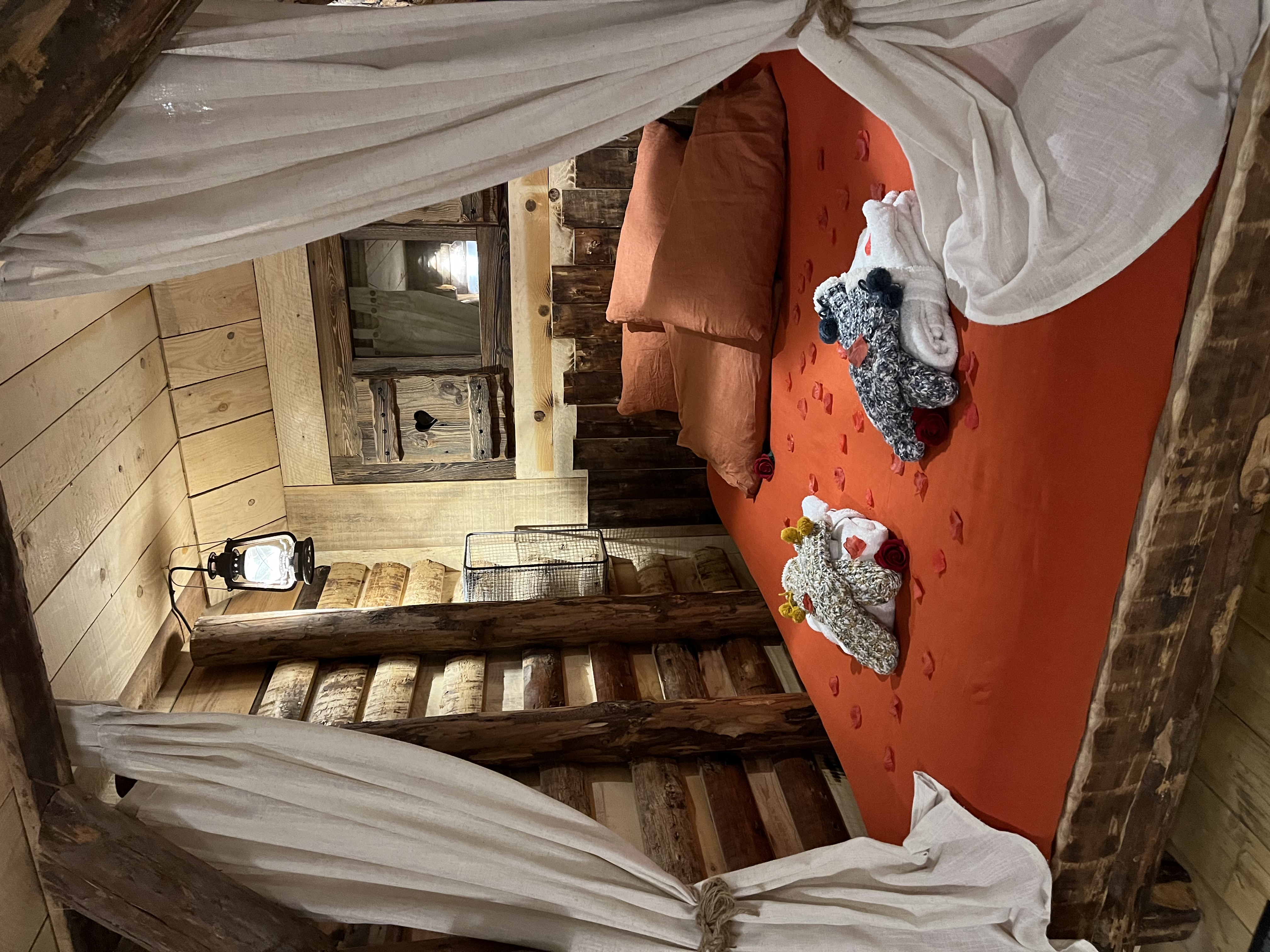 La Mine de Buck & Spa — Hébergement insolite avec spa à Haute-Savoie à Annecy — détail architectural