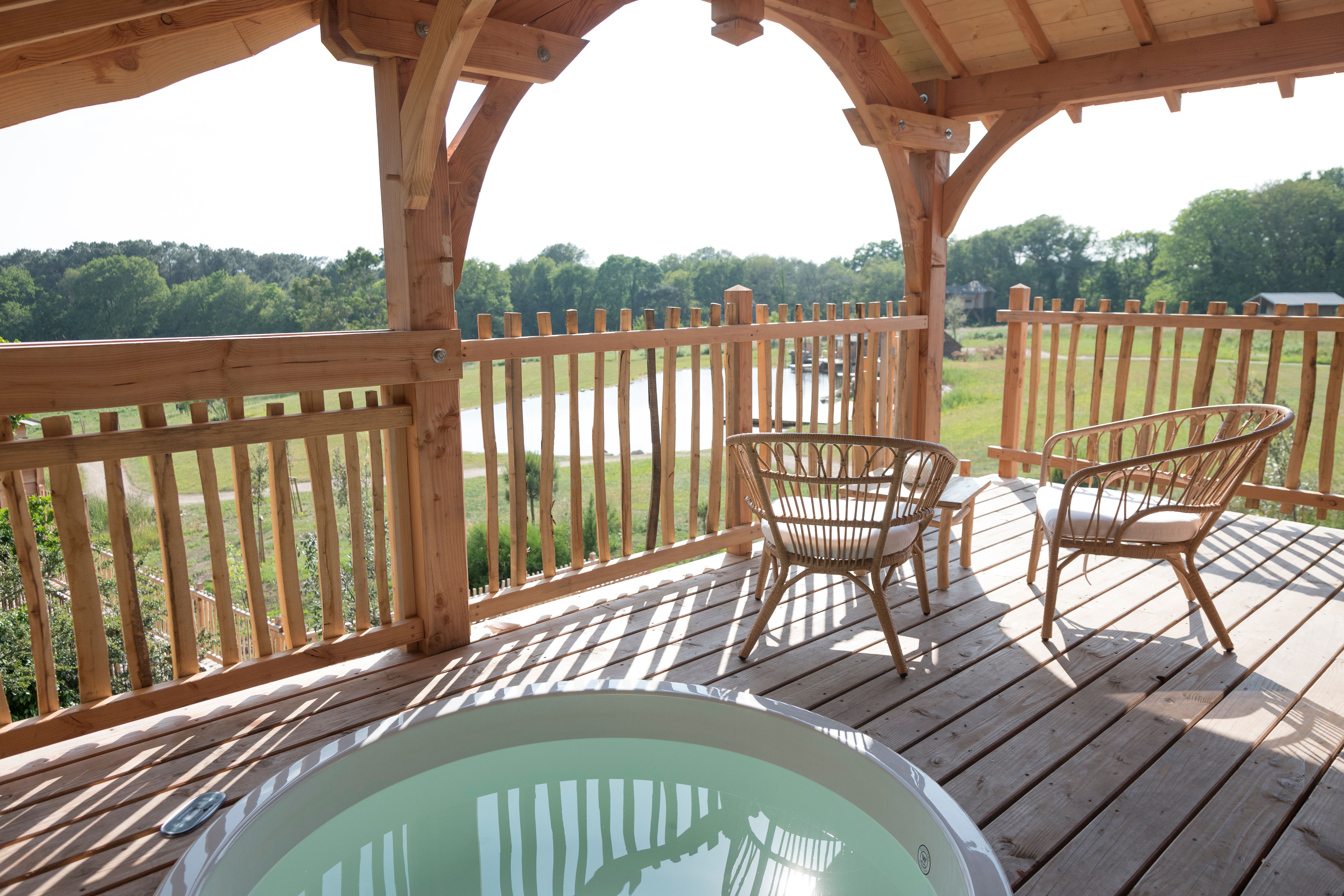 Cabane Spa luxe Ehan : une expérience suspendue en Bretagne à Ploemel — vue intérieure