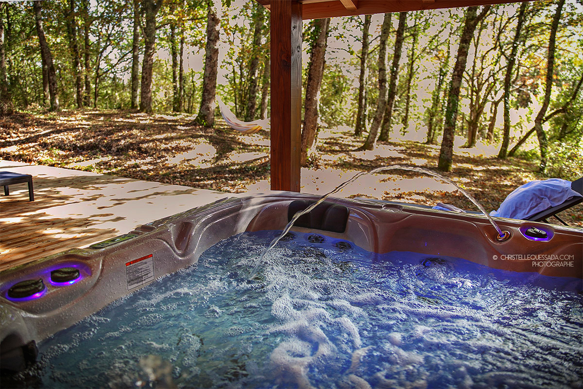 Un lodge intime avec spa privatif en Midi-Pyrénées à Puygaillard De Quercy — salle de bain