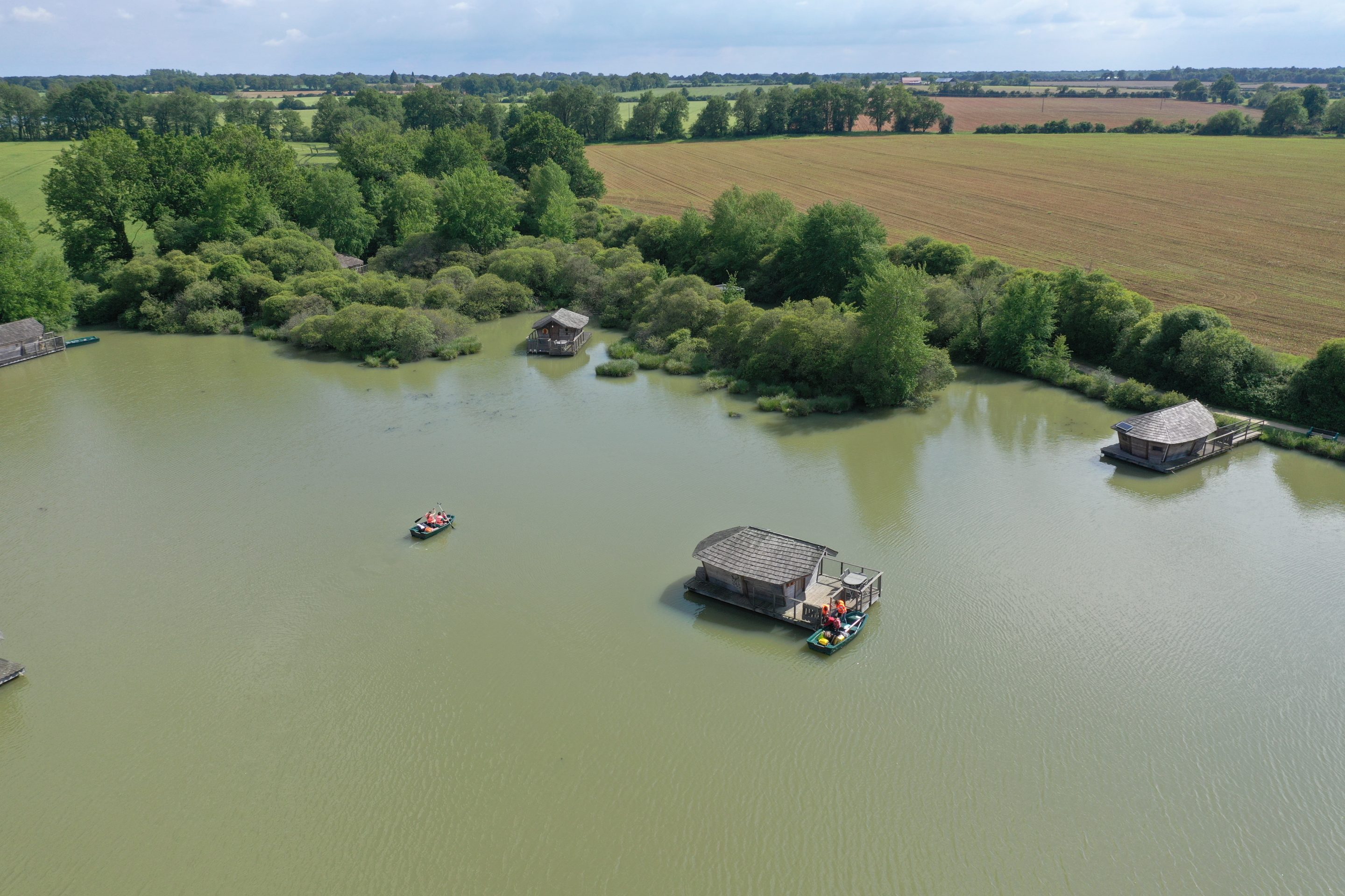 Cabane familiale flottante Mauka : une évasion sur l'eau à Pressac — vue depuis la terrasse
