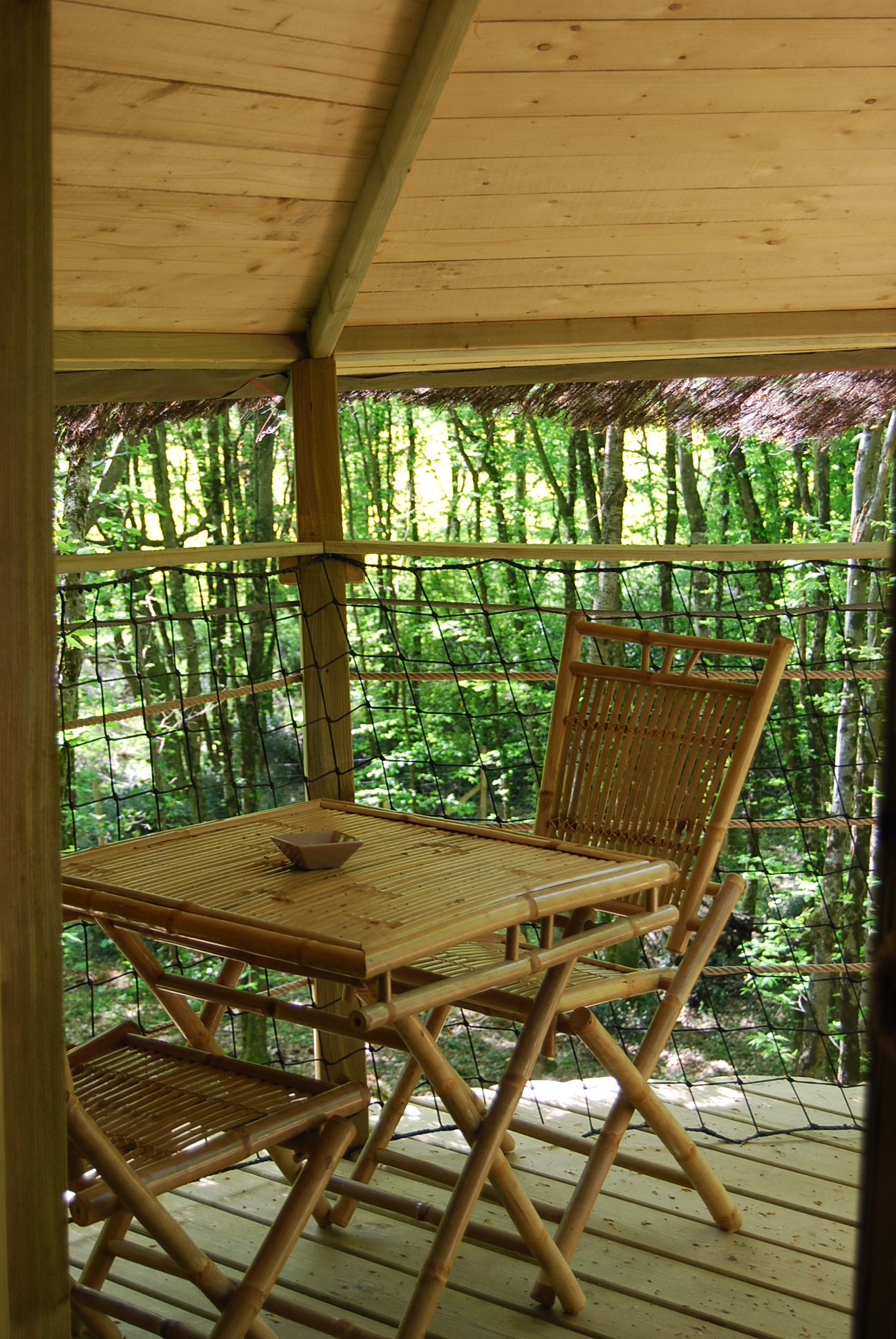Cabane de la Hulotte : une expérience suspendue dans les arbres à Magné — chambre