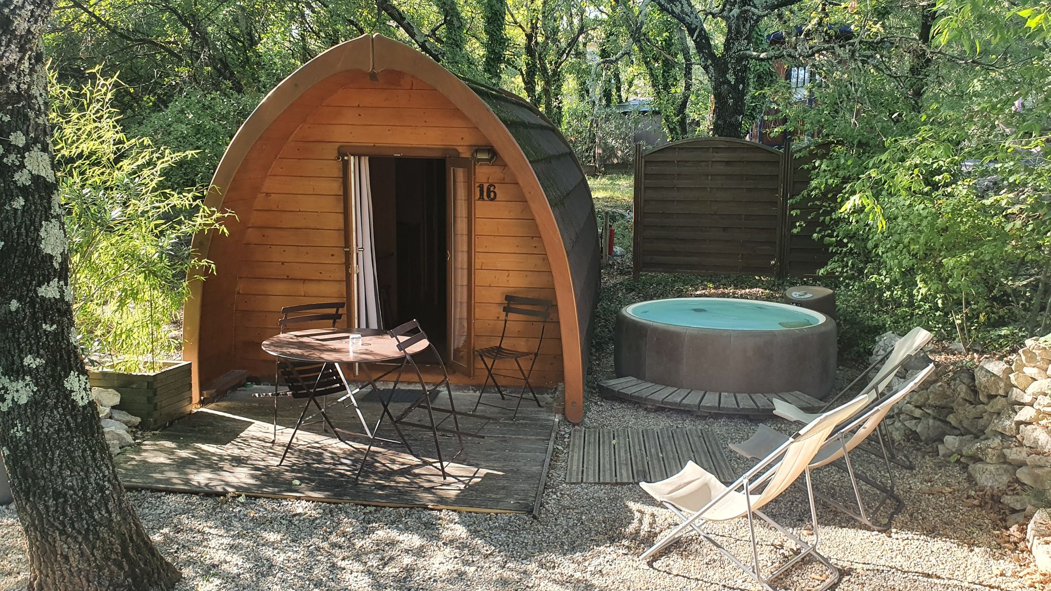 Évasion dans une cabane forestière avec spa en Rhône-Alpes
