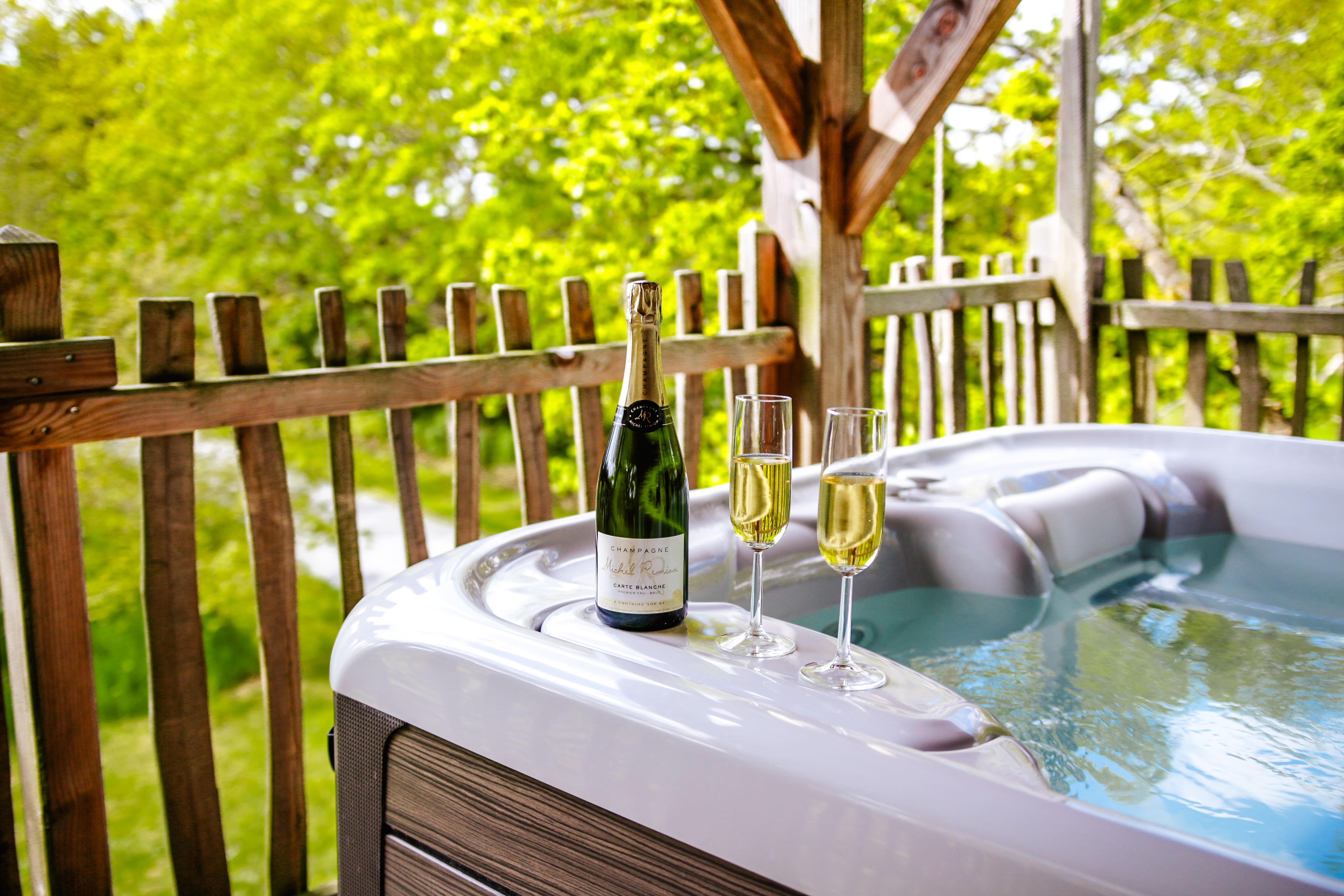 Cabane Spa des Hauts Bois : une évasion dans les arbres à Sace — espace de vie