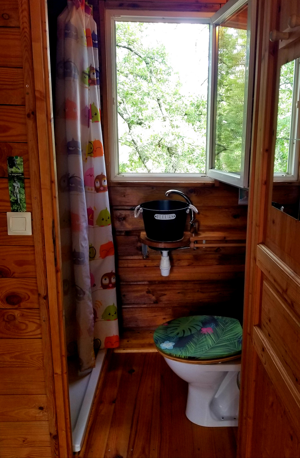 La cabane des Ecureuils Amoureux : une échappée en hauteur à Barjac — détail architectural