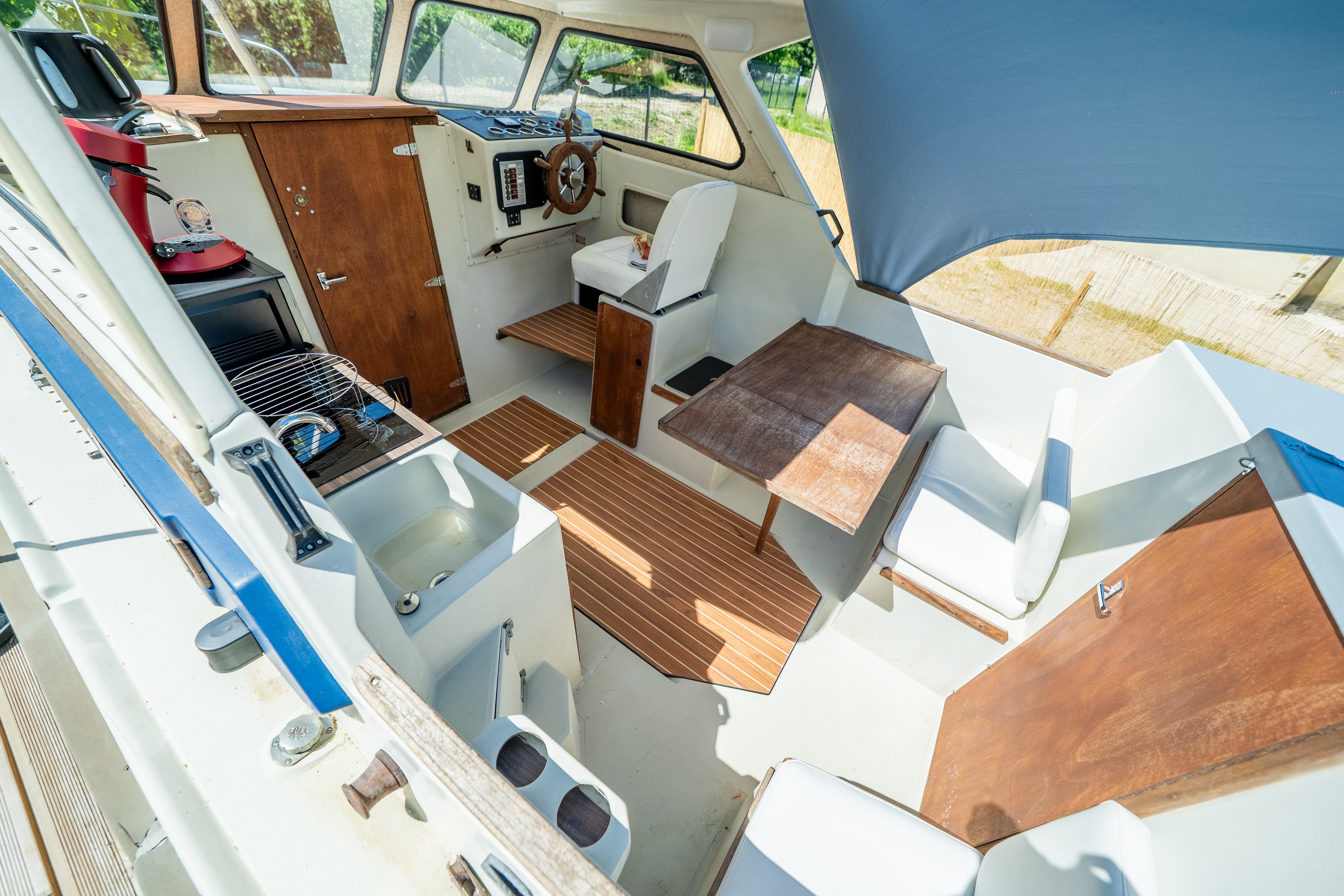 Vivez l'expérience unique du Bateau Saga 27 en Champagne-Ardenne à Bar Sur Aube — espace de vie
