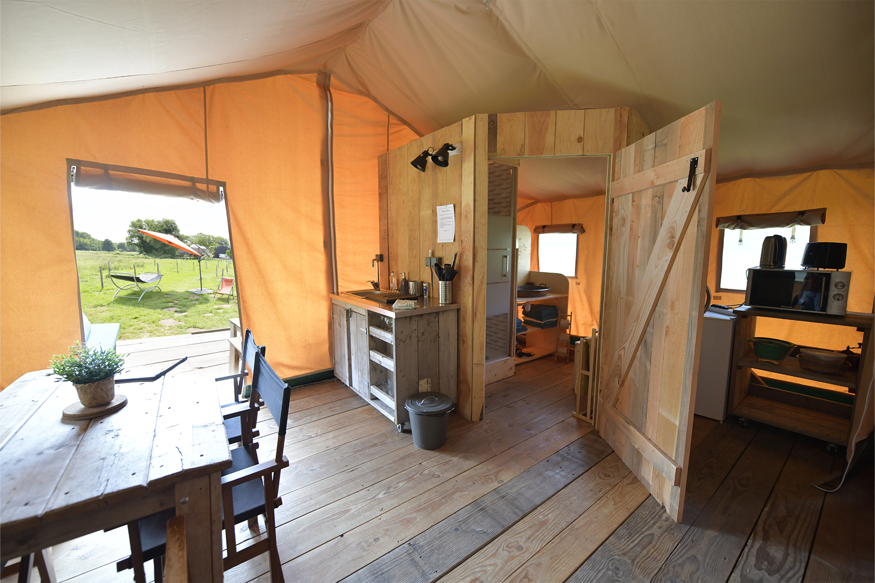 Le lodge de la Chouette : une expérience immersive en pleine nature à Quarré-Les-Tombes — vue intérieure