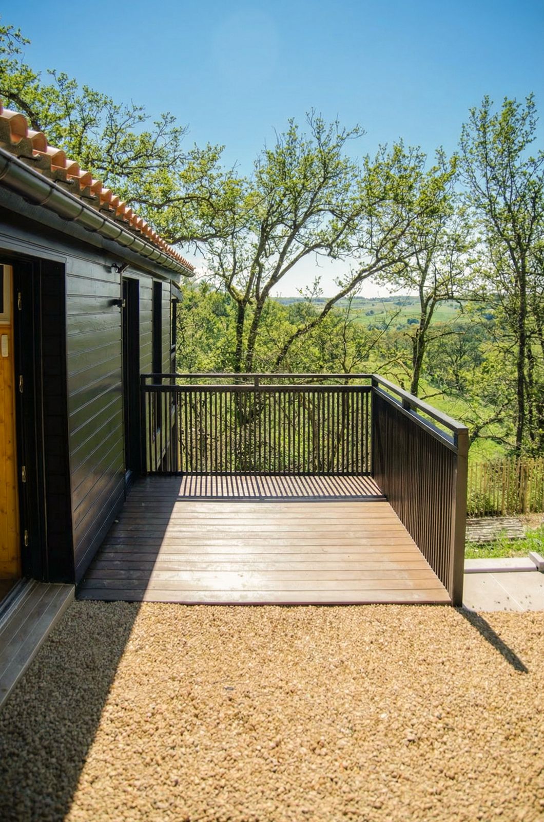 La Cabane Tchanquée — Cabane sur pilotis avec spa à Gers à Riguepeu — détail architectural
