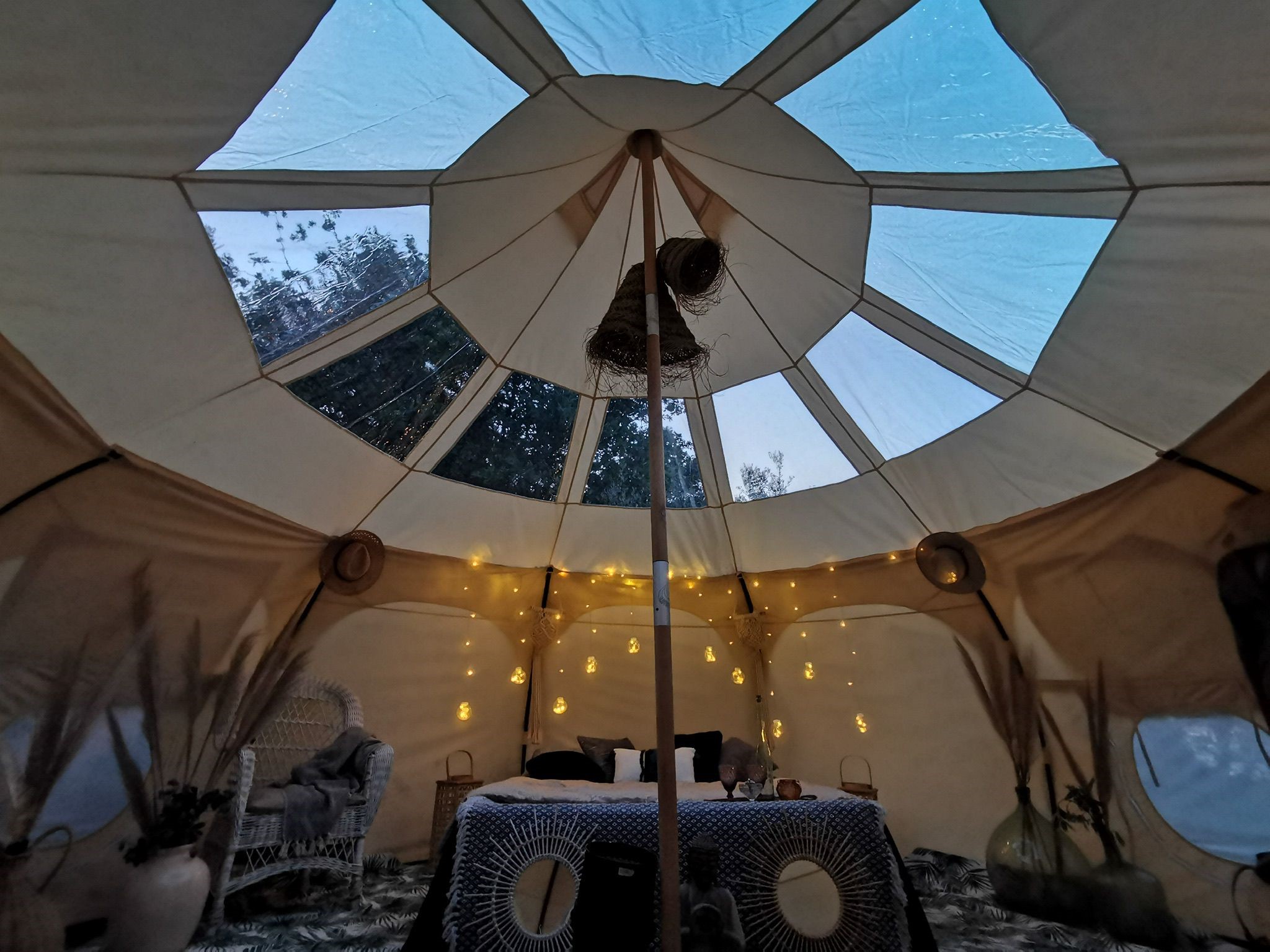 Lotus Belle Tent — Tente glamping avec vue sur les étoiles à Vaucluse à Isle Sur La Sorgue — espace de vie