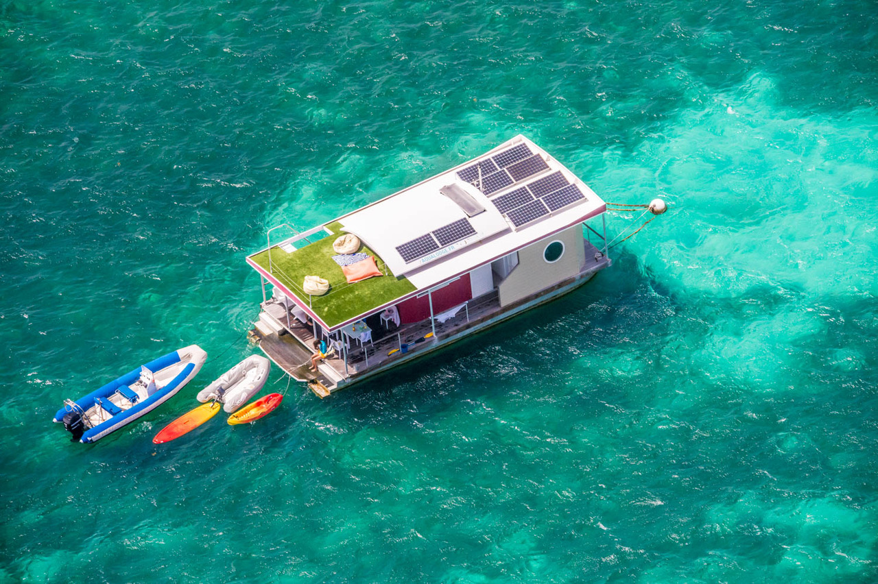Aqua Lodge le Rêve flottant — Maison insolite avec terrasse panoramique à Terre-de-Haut (Guadeloupe) à Terre-de-Haut — espace de vie