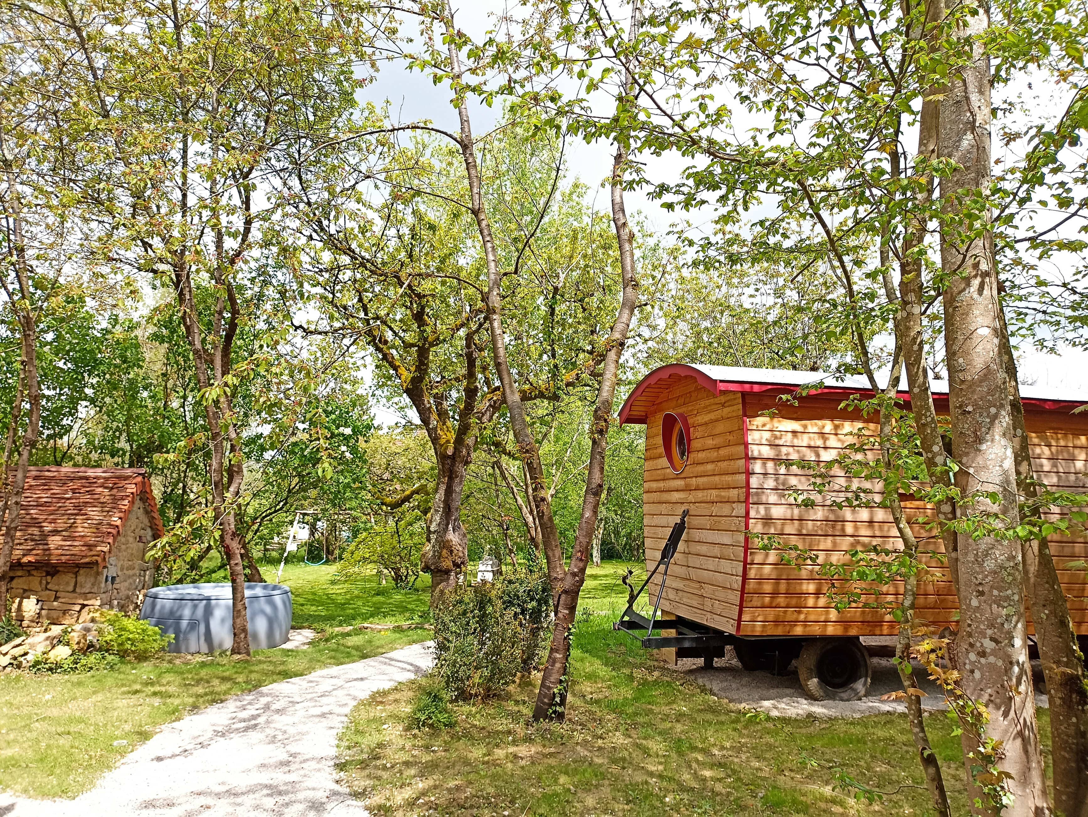 Évasion en roulotte au cœur de la Franche-Comté à Le Louverot — chambre