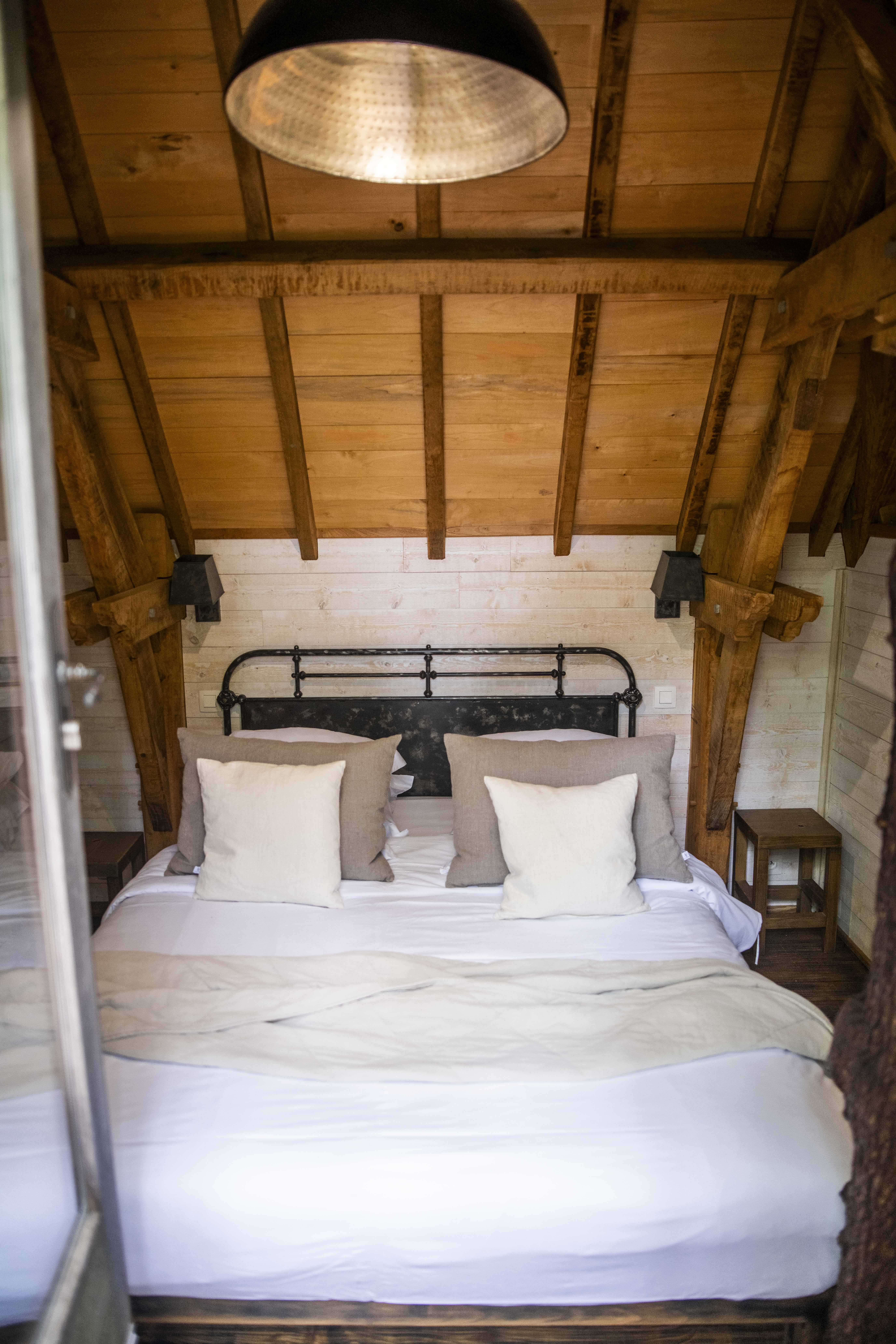 Cabane Château Hautefort & Spa : une expérience immersive en Aquitaine à Beaumontois En Perigord — détail architectural