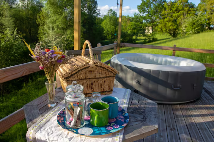 Tente dans les airs avec spa — Nuit insolite en Dordogne à Alles-sur-Dordogne — salle de bain