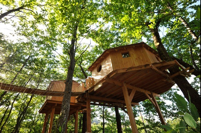 Cabane du Haut : une immersion dans les arbres en Rhône-Alpes à Quincié En Beaujolais — détail architectural