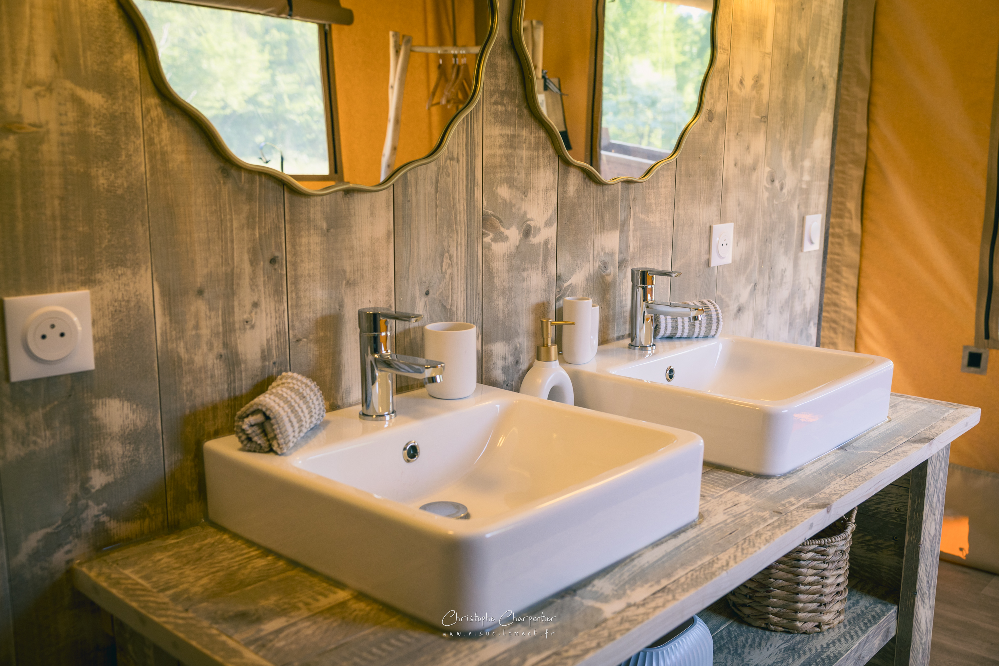Valériane — Lodge safari avec spa privatif à Vienne à Vienne — vue depuis la terrasse
