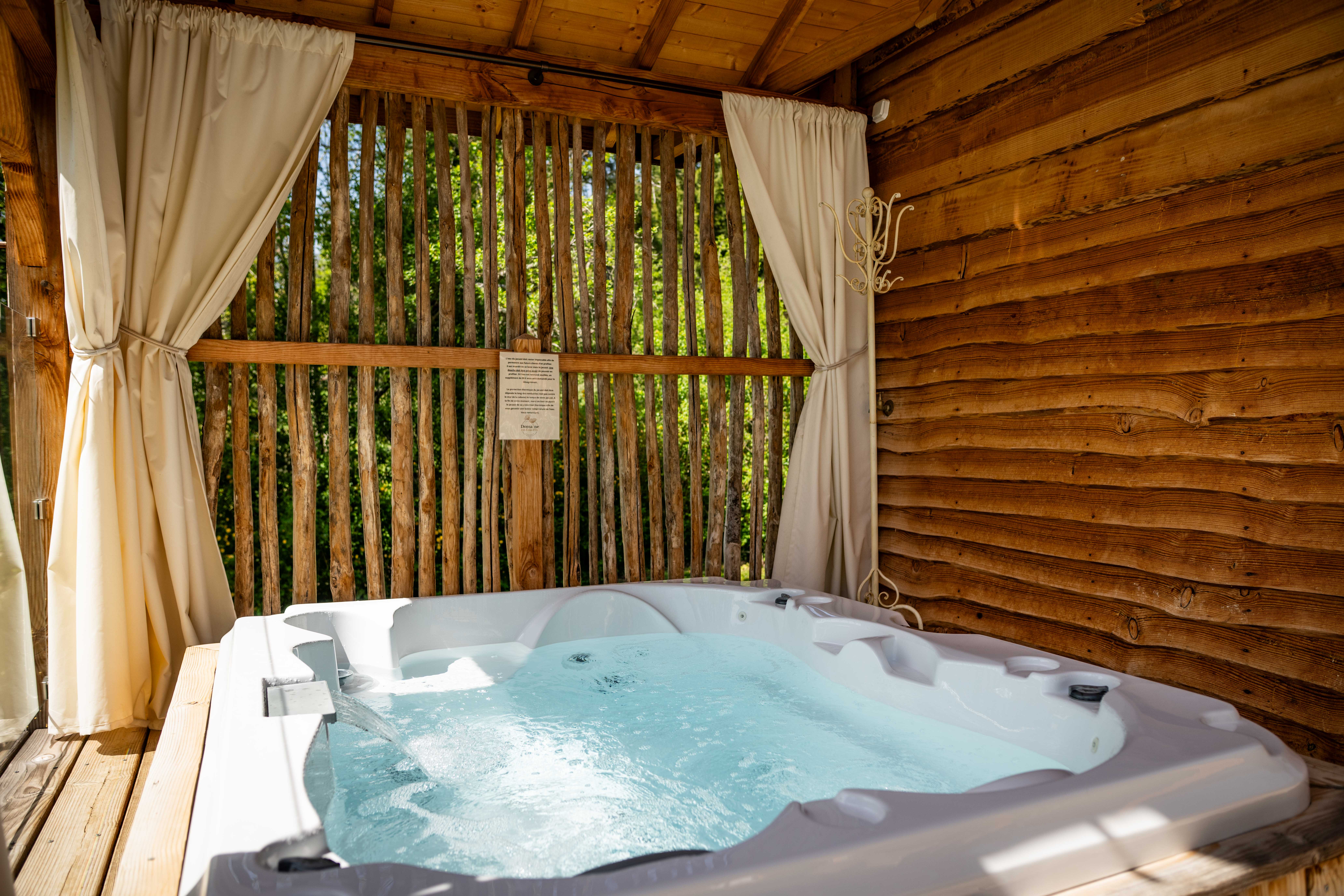 La cabane du Domaine des Ecus d'Or — Cabane sur pilotis avec spa à Côte-d'Or à Dijon — détail architectural