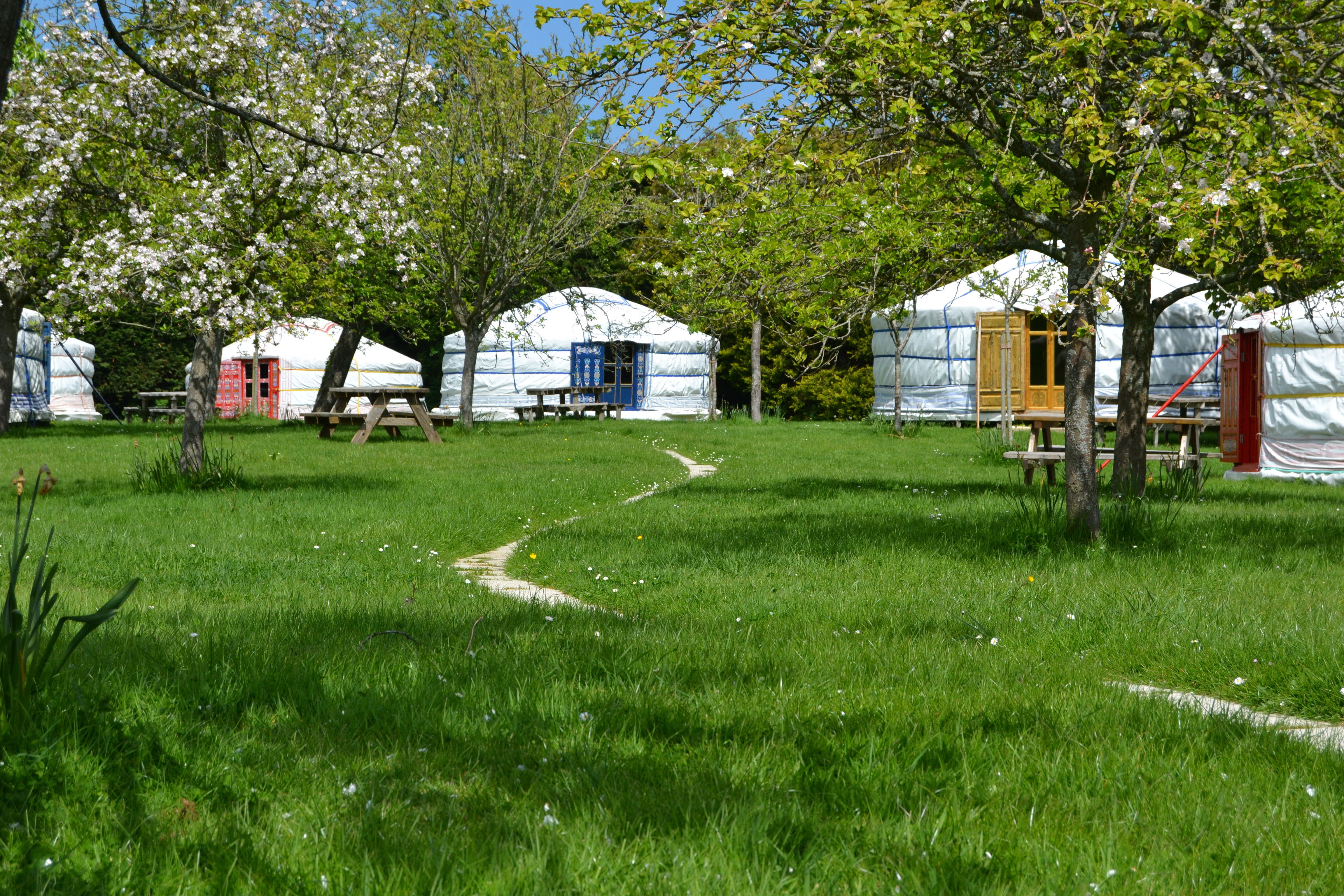 Séjournez dans une yourte rouge en Haute-Normandie à Paluel — chambre