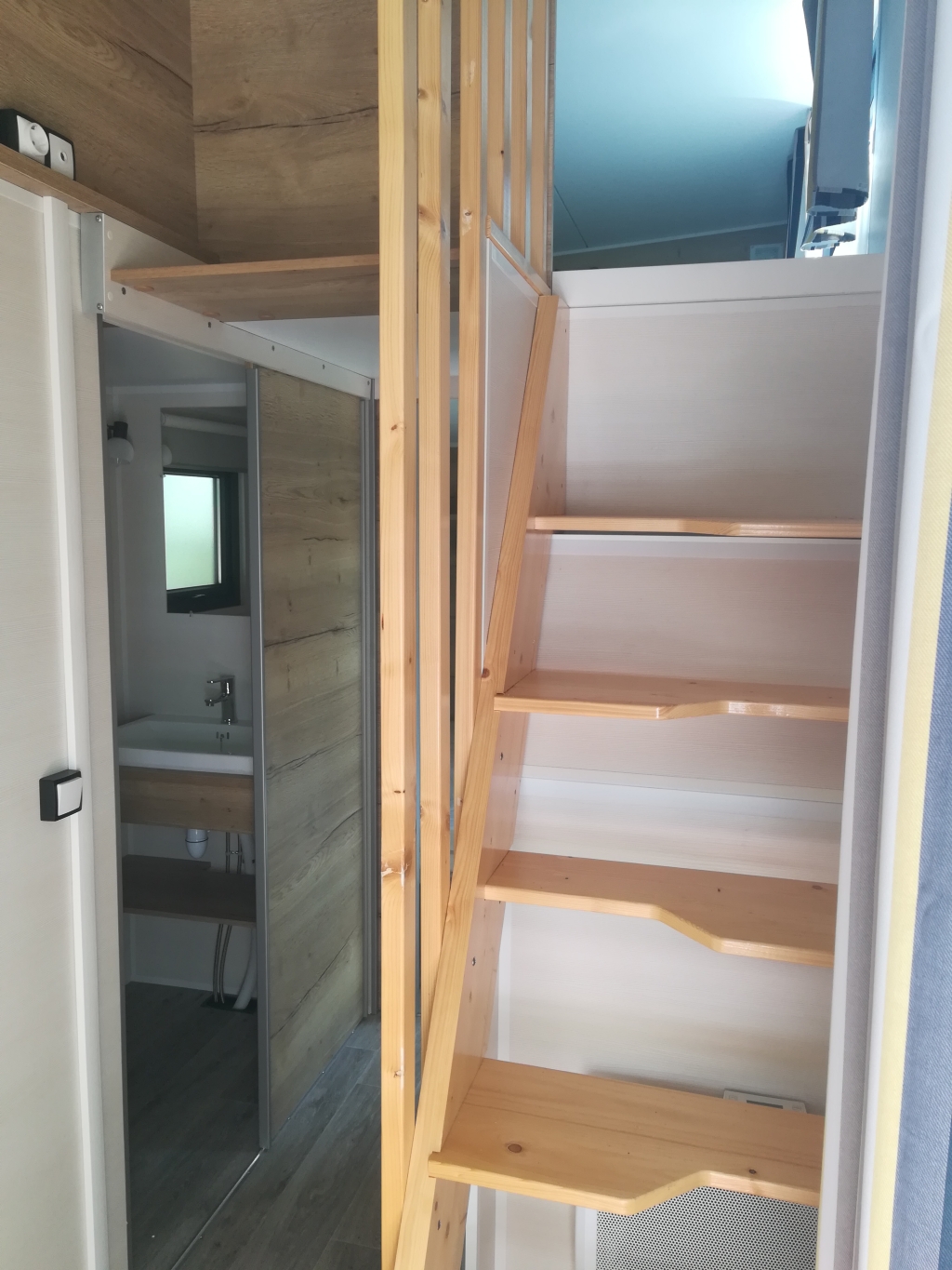 Tiny house moderne au cœur de la nature en Midi-Pyrénées à Sarrecave — détail architectural