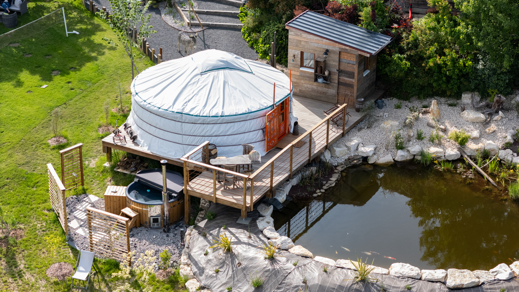 L'âne et sa yourte — Yourte avec spa à Loire à Saint-Étienne — vue intérieure