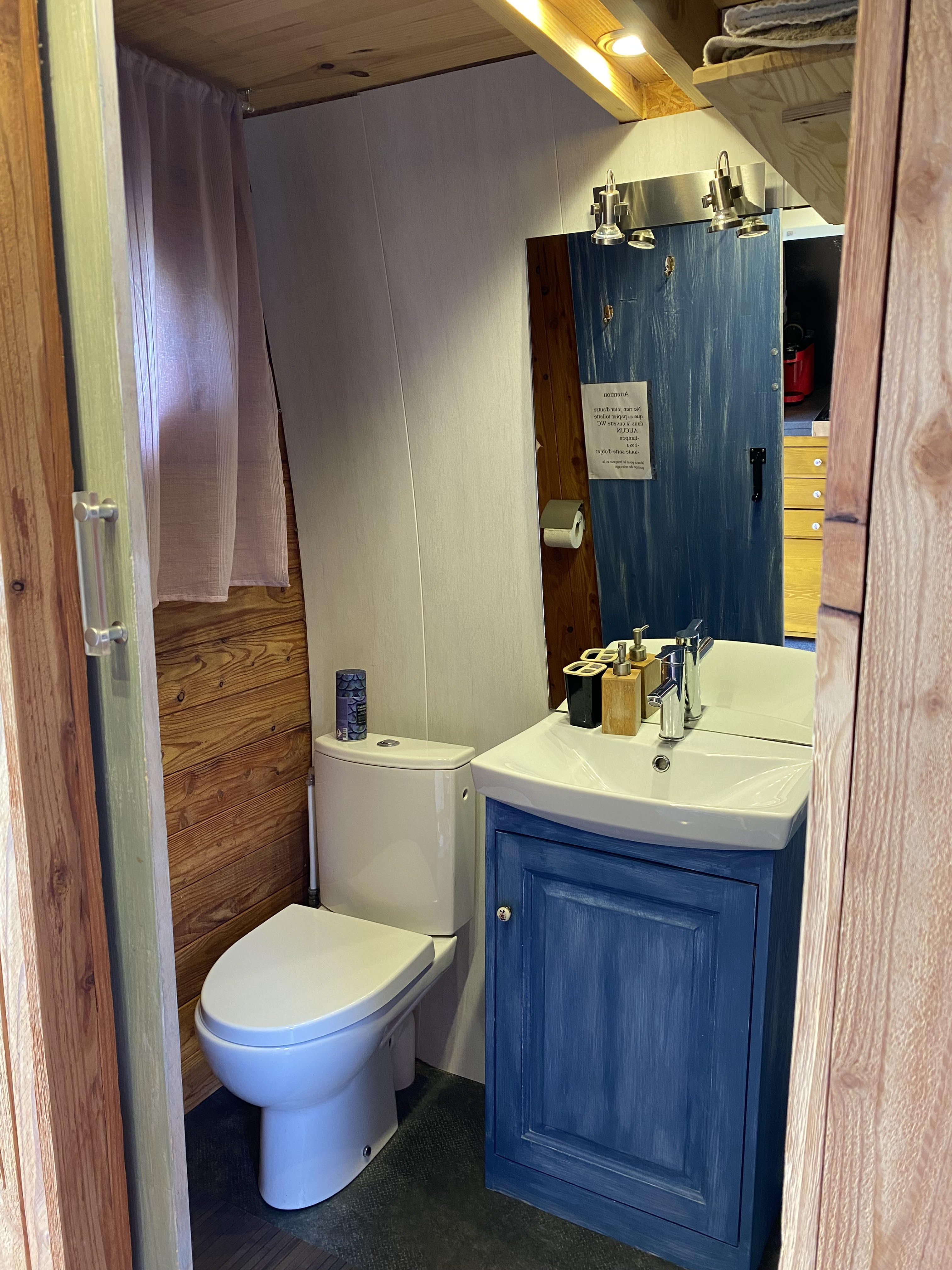 Tiny house 5/6 places — Séjour avec spa à Puy-de-Dôme à Issoire — détail architectural