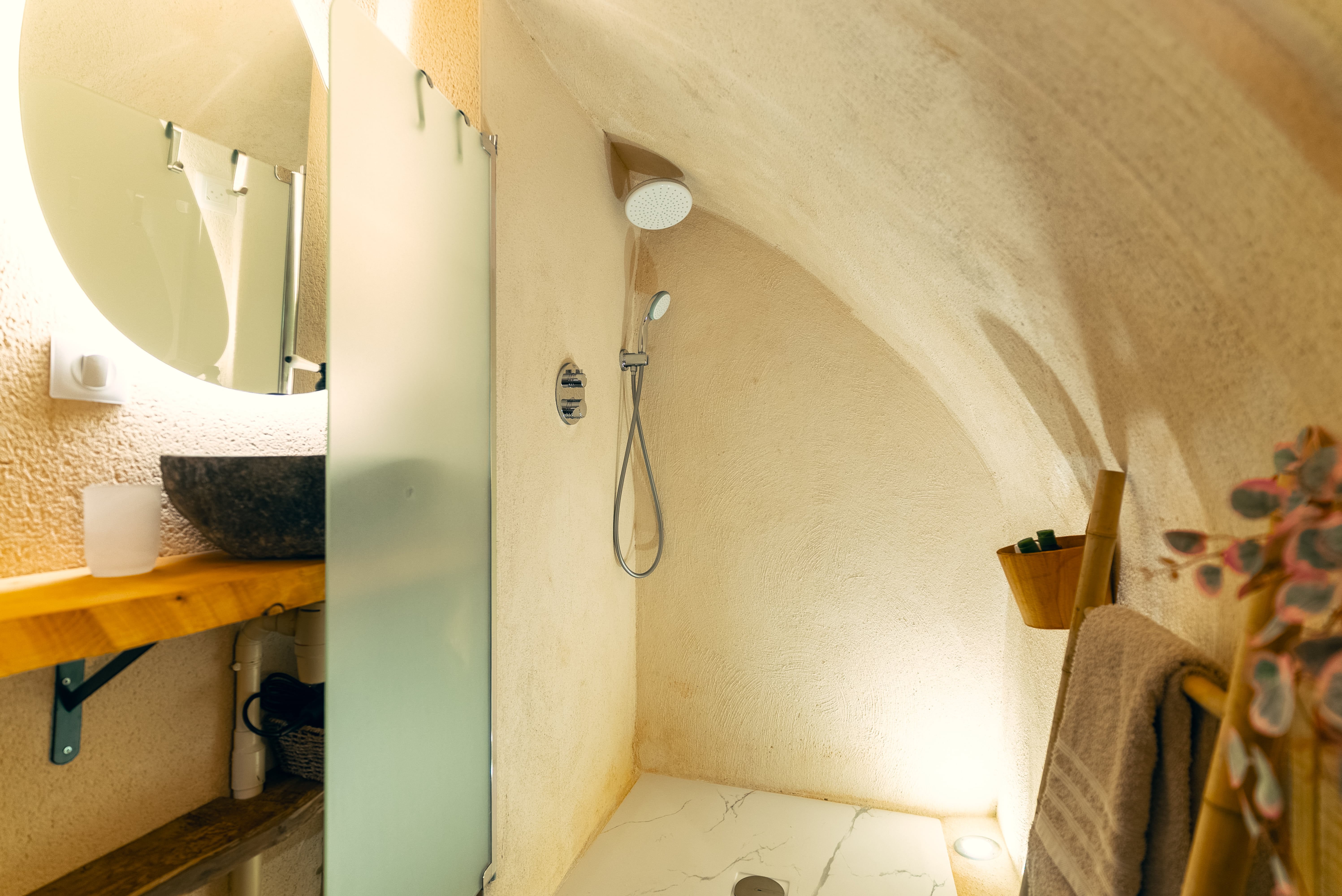 La voûte étoilée & Spa — Maison troglodyte avec jacuzzi à Seine-et-Marne à Serris — vue depuis la terrasse