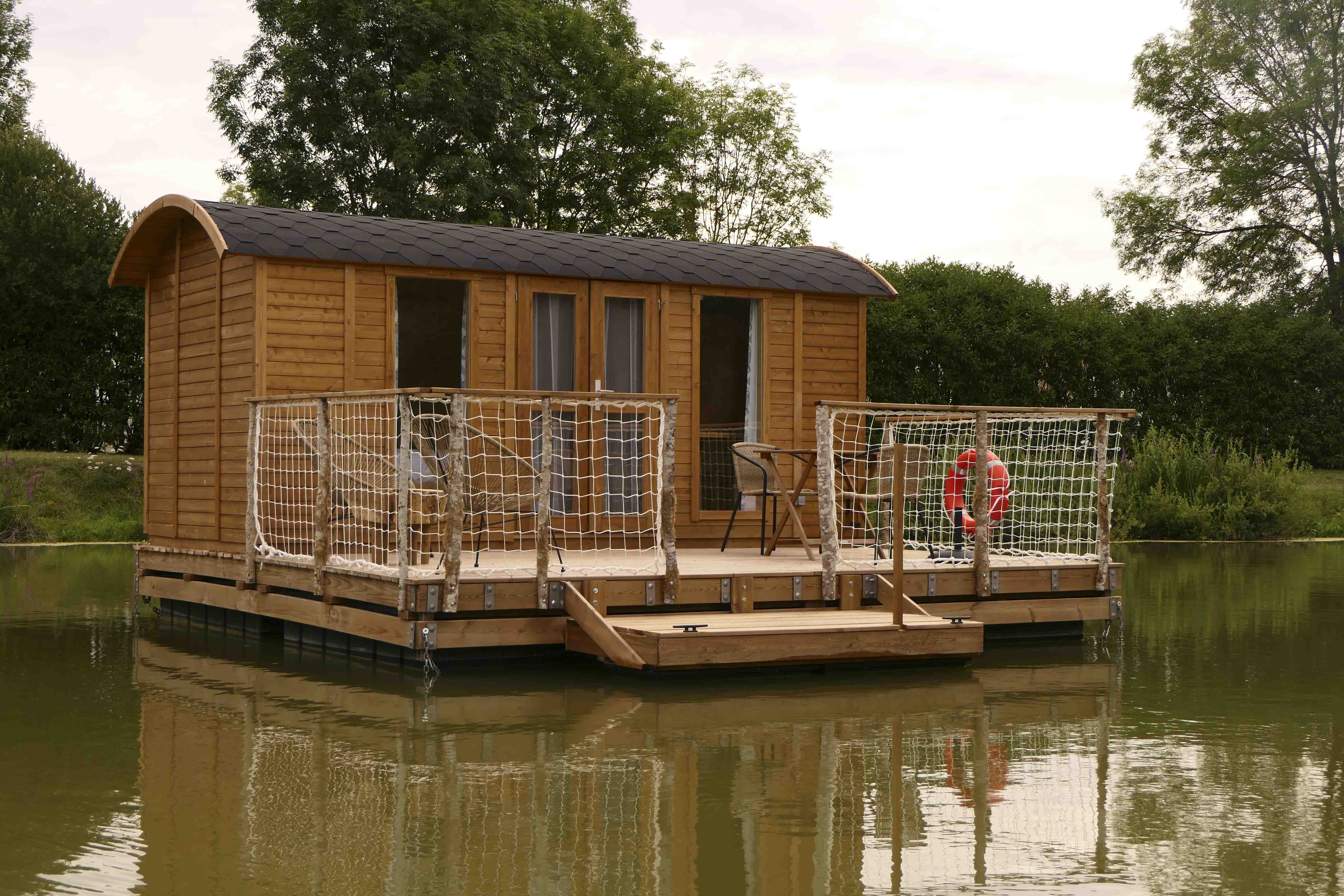 Le Panoramique Flambé : une cabane sur l'eau en Lorraine à Givrauval — salle de bain
