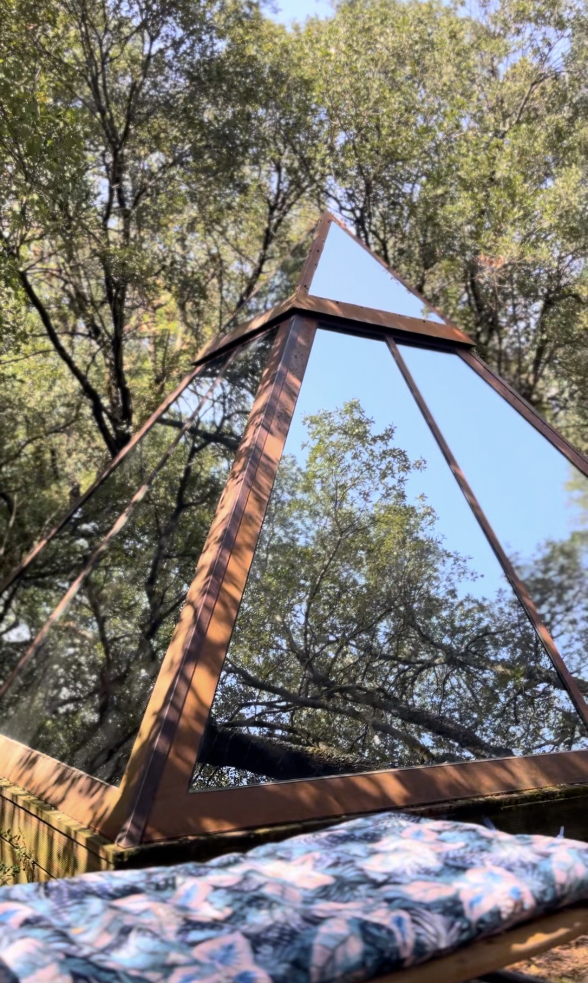 La Pyramide de verre : une expérience inclassable en Languedoc-Roussillon à Maureillas-Las-Illas — détail architectural