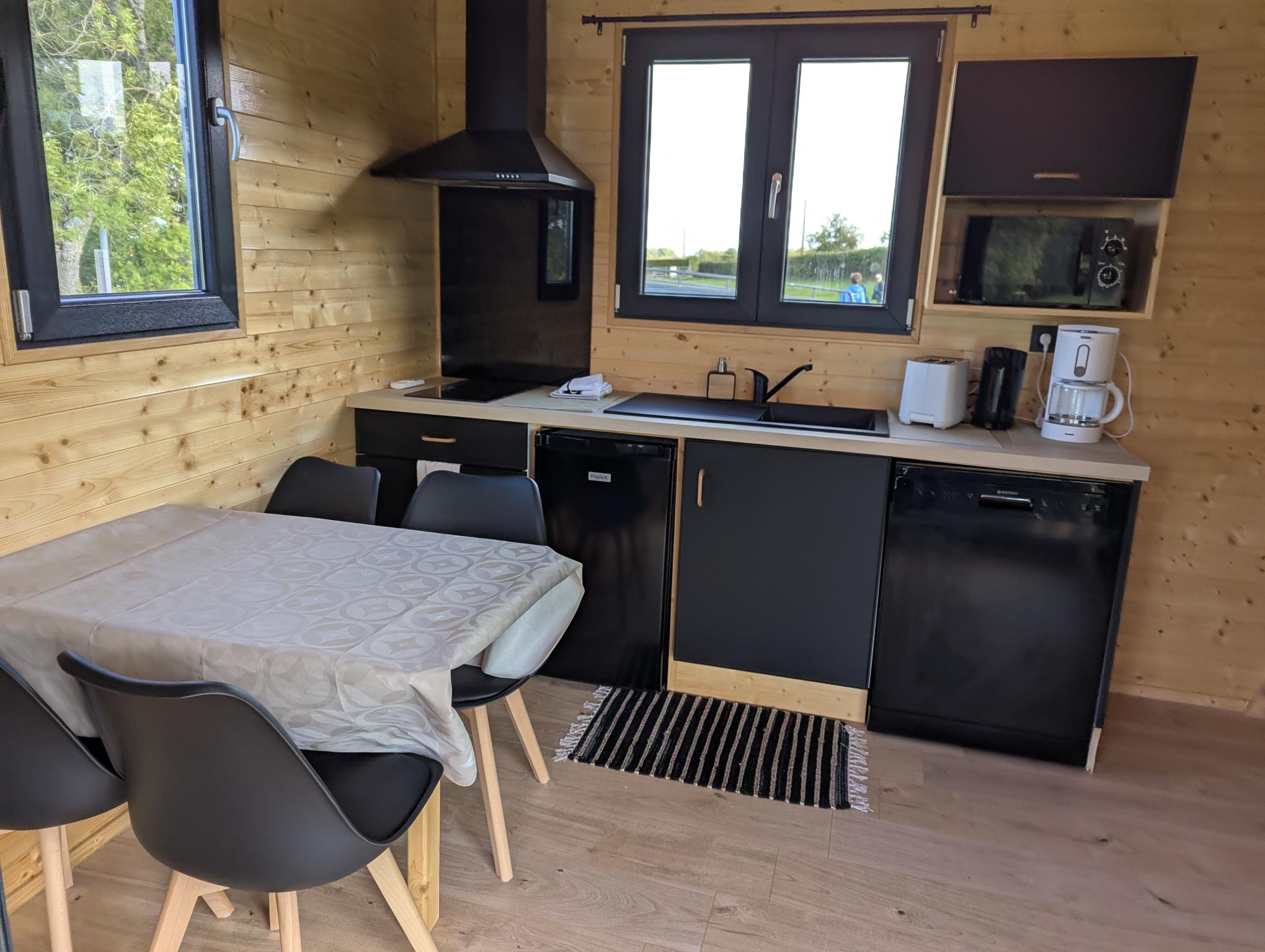 Tiny house du bois prié — Séjour avec spa à Allier à Le Theil — détail architectural