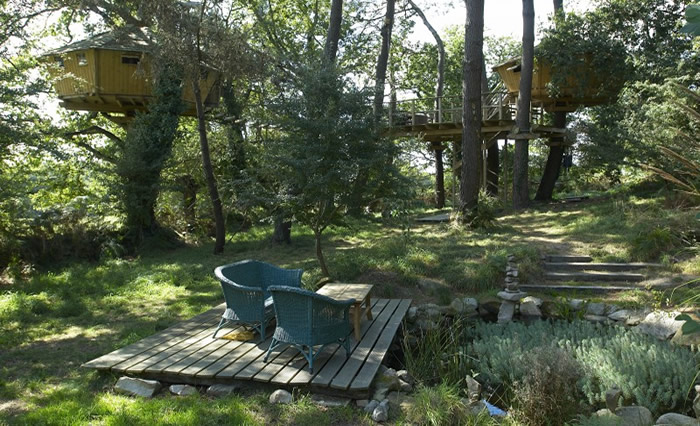 La cabane perchée Baman : une évasion dans les arbres en Bretagne à Ploemel — espace de vie