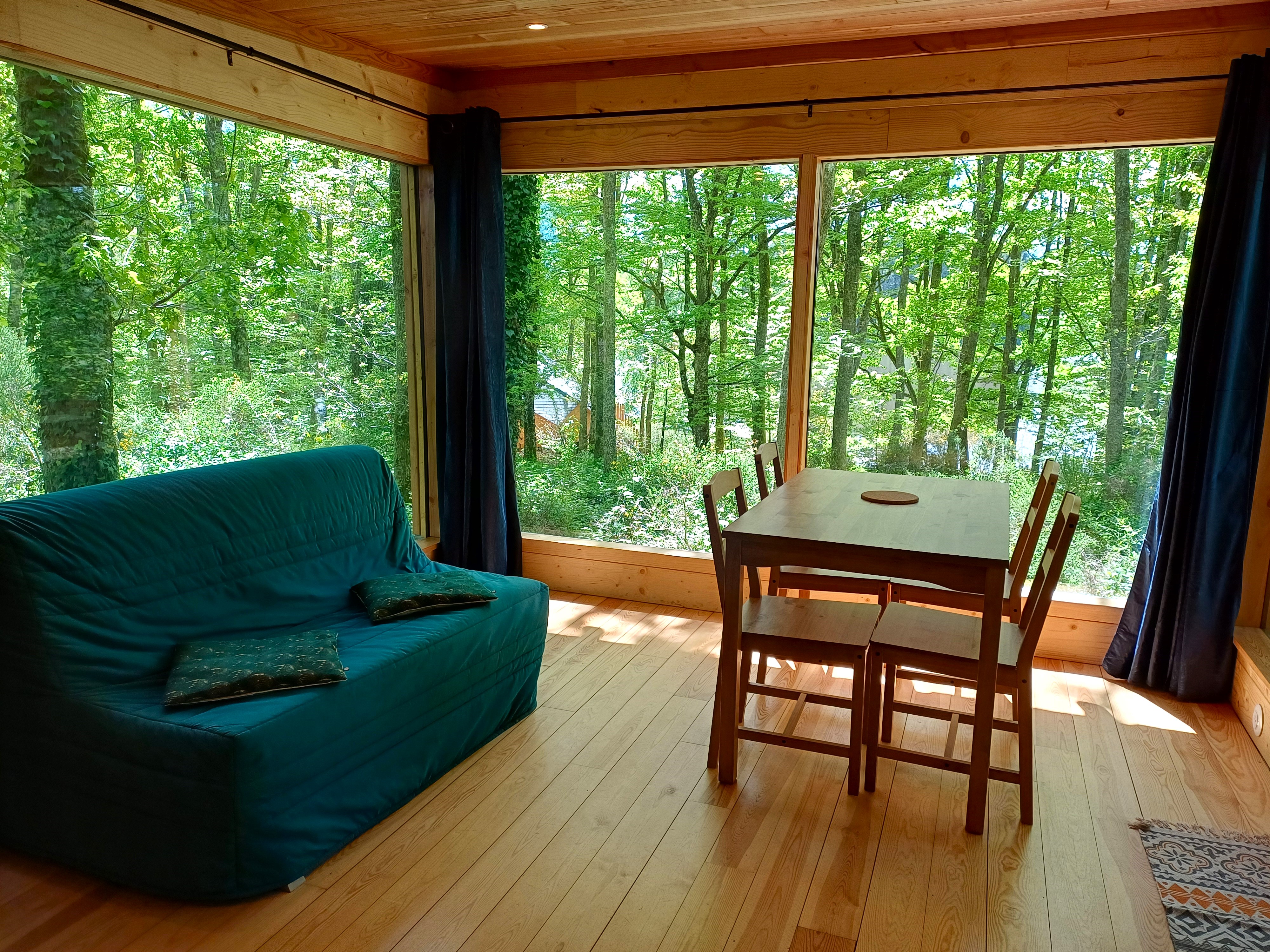 Cabane de la Forêt au bord d'un lac : une échappée enchantée à Condat-En-Combraille — espace de vie