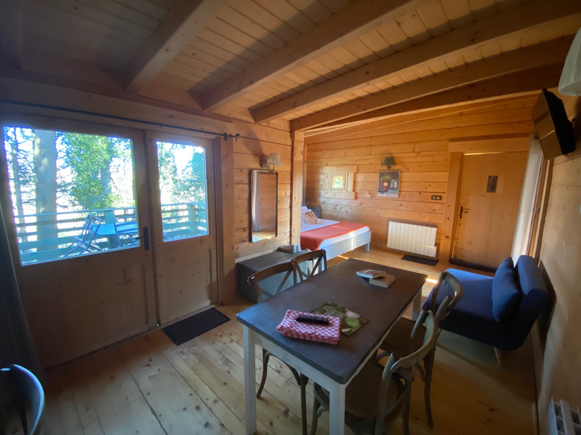 Cabane Fresnes : une expérience suspendue dans les arbres à Villalier — environnement naturel