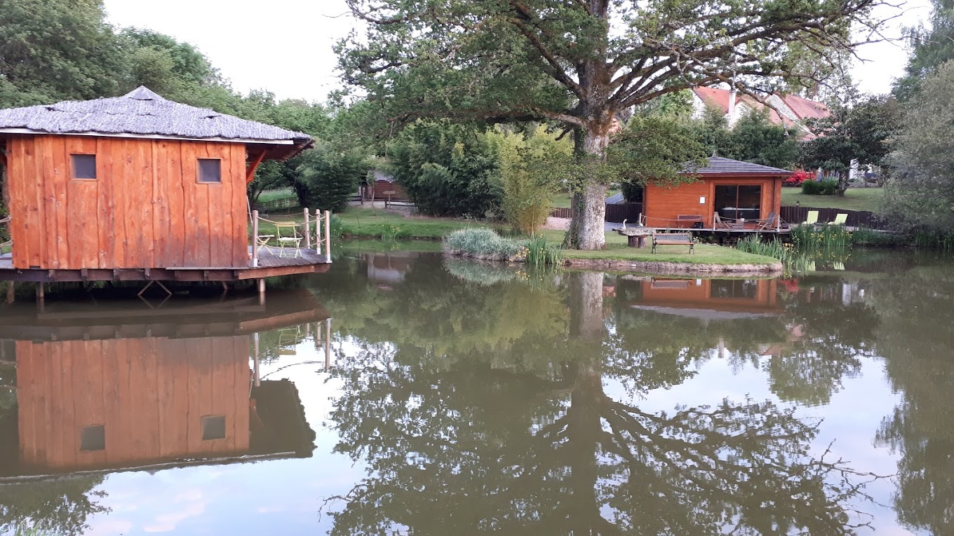 La Cabane des Tourtereaux — Cabane sur l'eau avec spa à Creuse à Chamberaud — environnement naturel