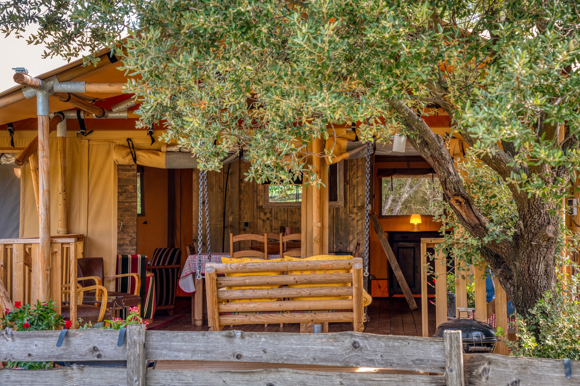 Tente Joy : un safari lodge au cœur du Languedoc-Roussillon à Velieux — salle de bain