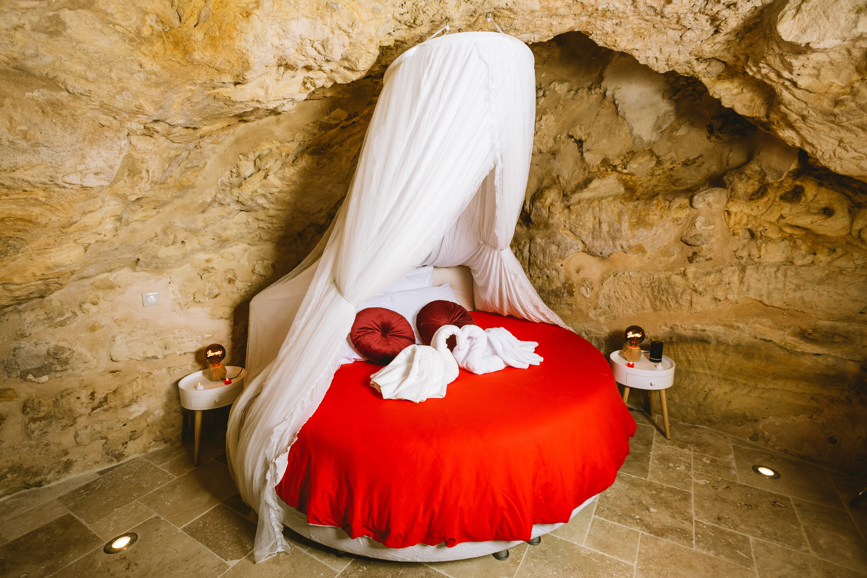 La Grotte Fleurie & Spa — Maison troglodyte avec jacuzzi en Dordogne à Alles-sur-Dordogne — détail architectural