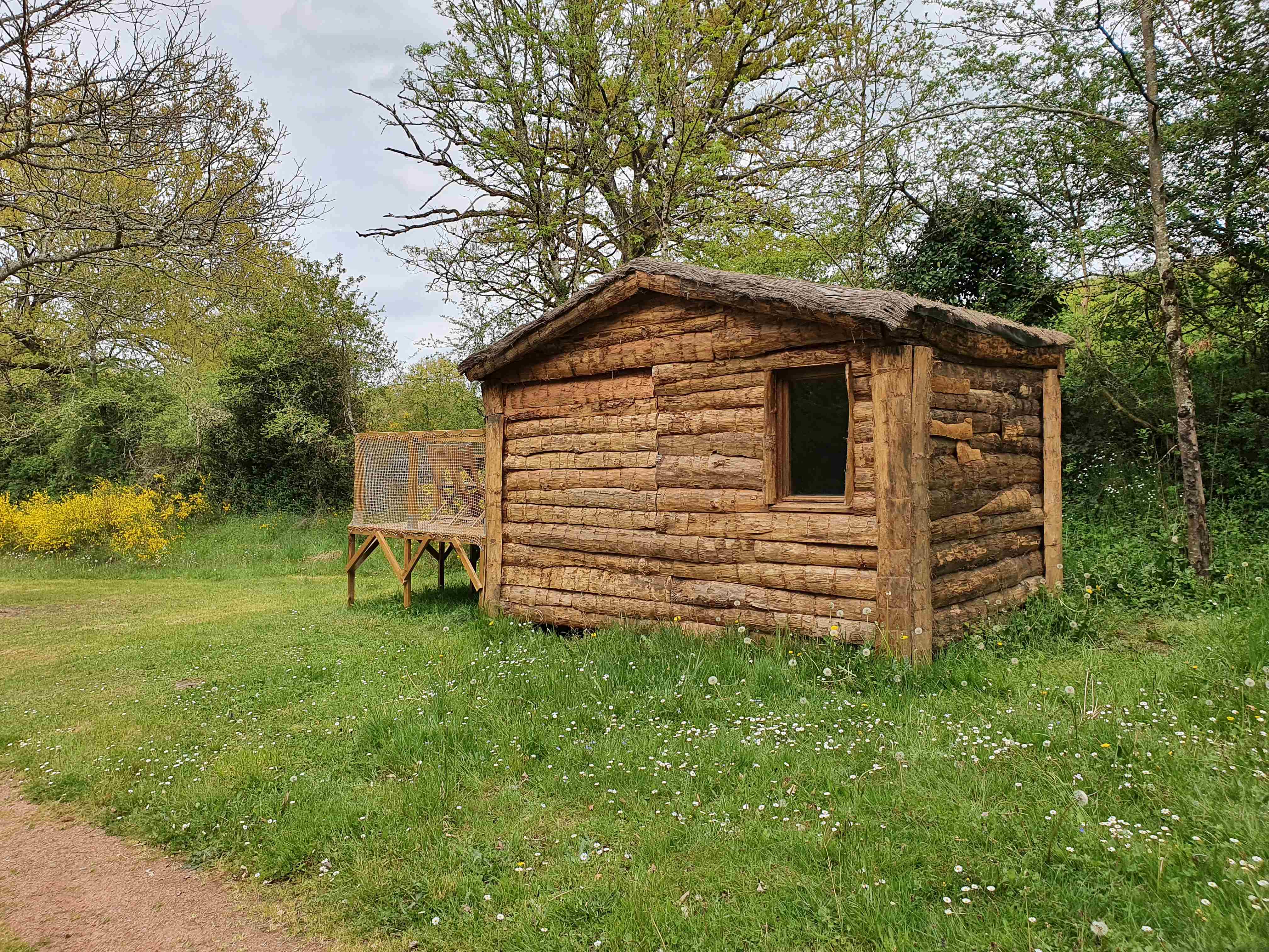 La cabane : une expérience immersive en Auvergne à Huriel — espace de vie