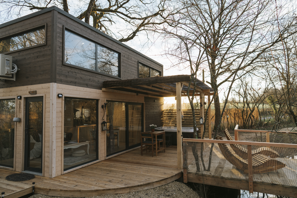 Nymphea & Spa : une cabane sur pilotis pour une évasion romantique à Malicornay — détail architectural