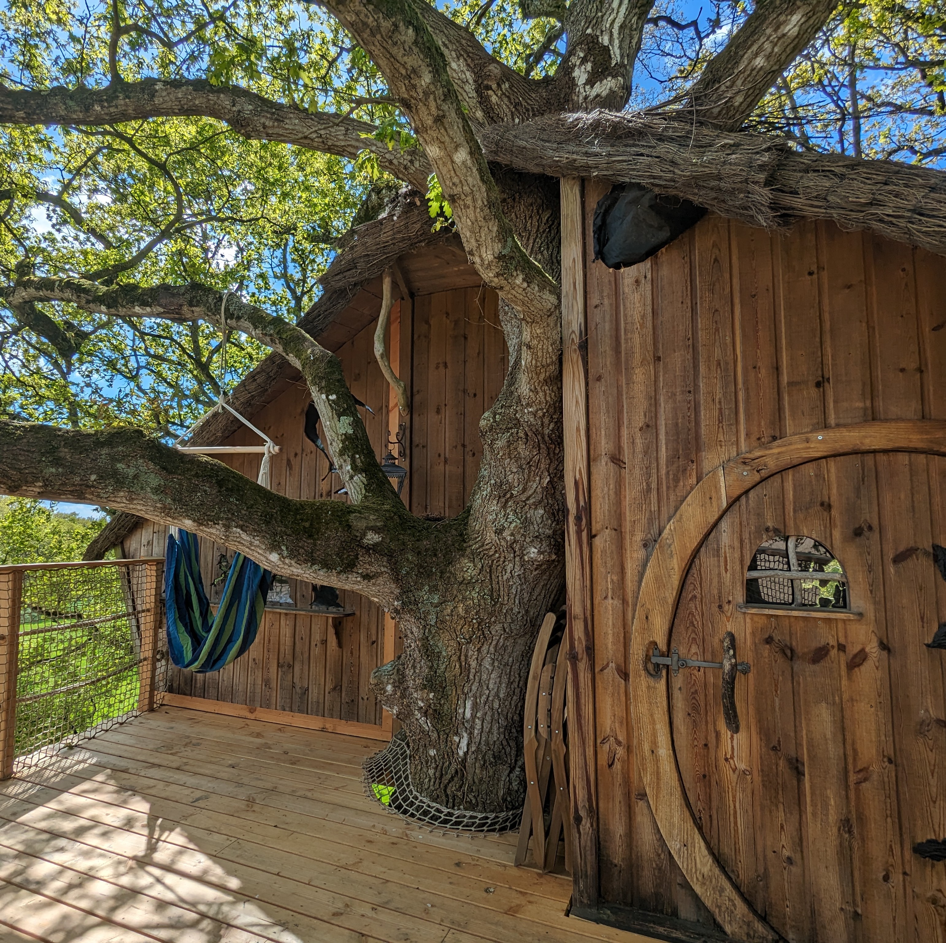 Cabane des Farfadets : une aventure suspendue en Bretagne à La Chapelle Chaussée — vue intérieure