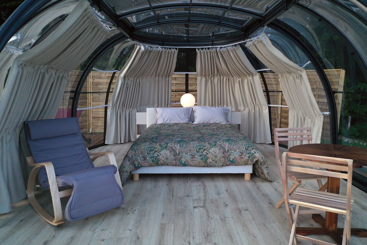 Évasion étoilée dans une bulle avec spa privatif à Les Tourreilles — vue intérieure