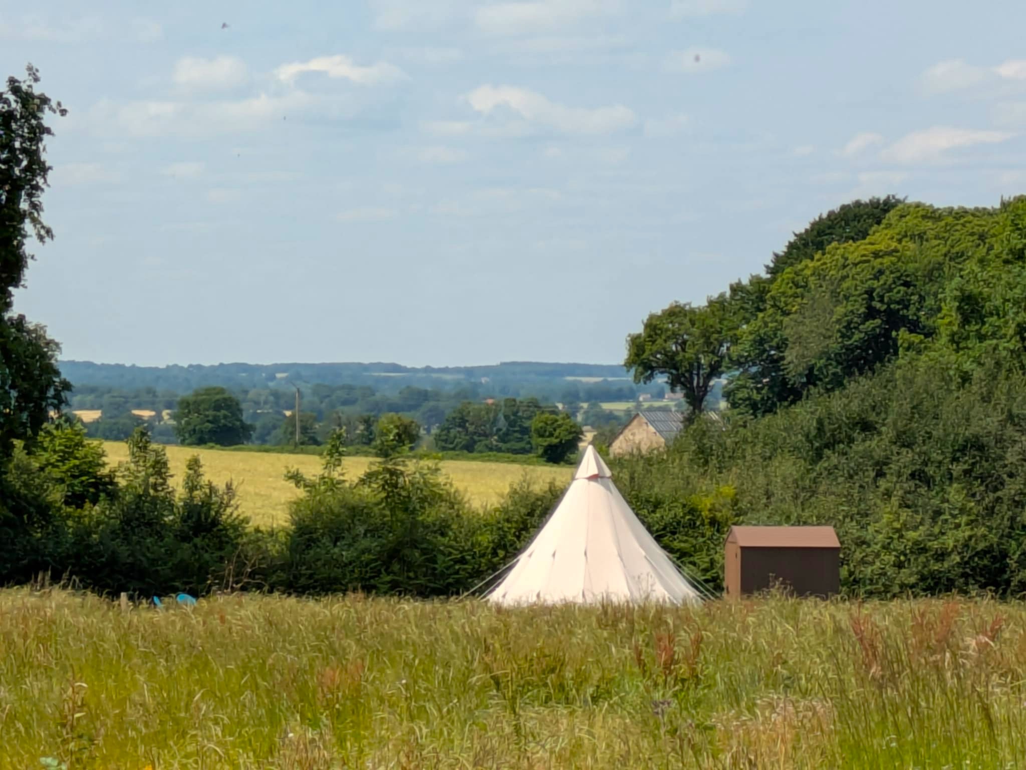 Tente Bellavista — Séjour insolite dans un tipi avec spa en Allier à Marcenat — espace de vie