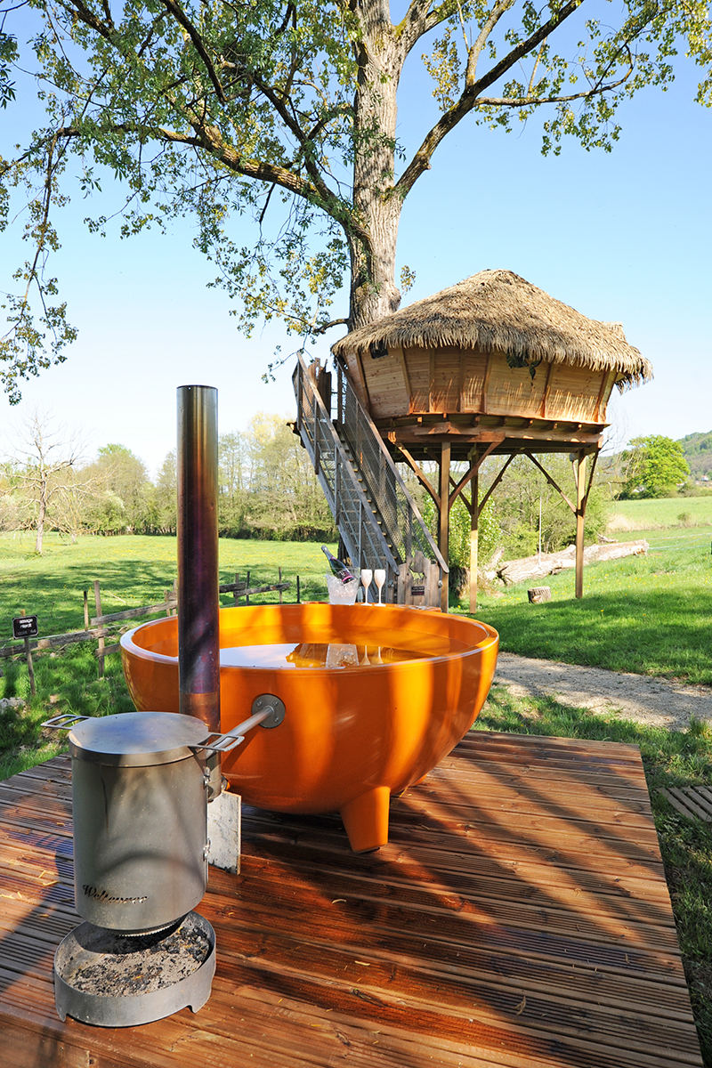 La Cabane du Domaine de Suzel — Cabane dans les arbres avec spa en Isère à Saint-Quentin-sur-Isère — vue intérieure