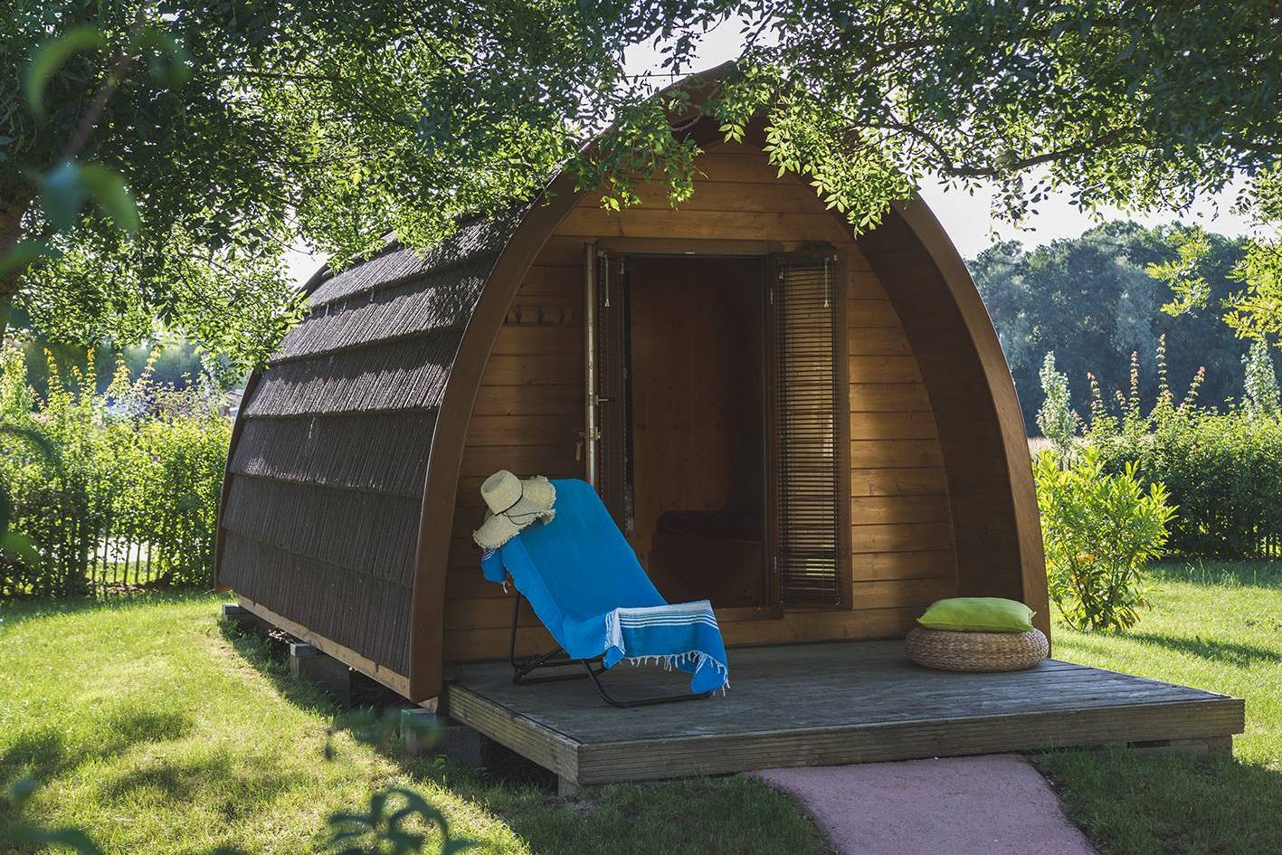 Cabane forestière : une immersion au cœur de la nature à Angé — vue intérieure