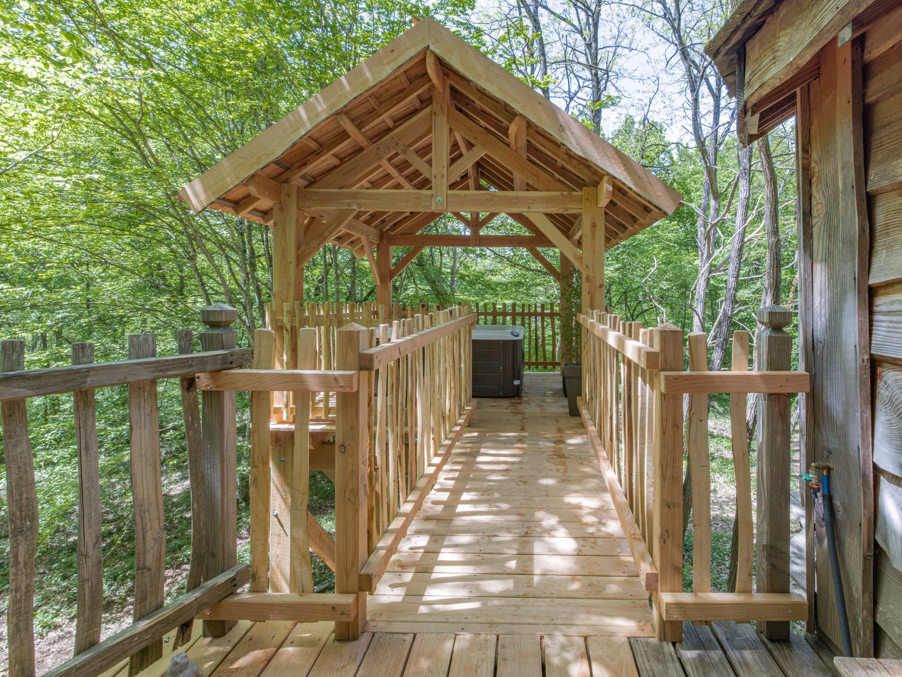 Évasion dans une cabane perchée avec spa en Aquitaine à Monsac — espace de vie