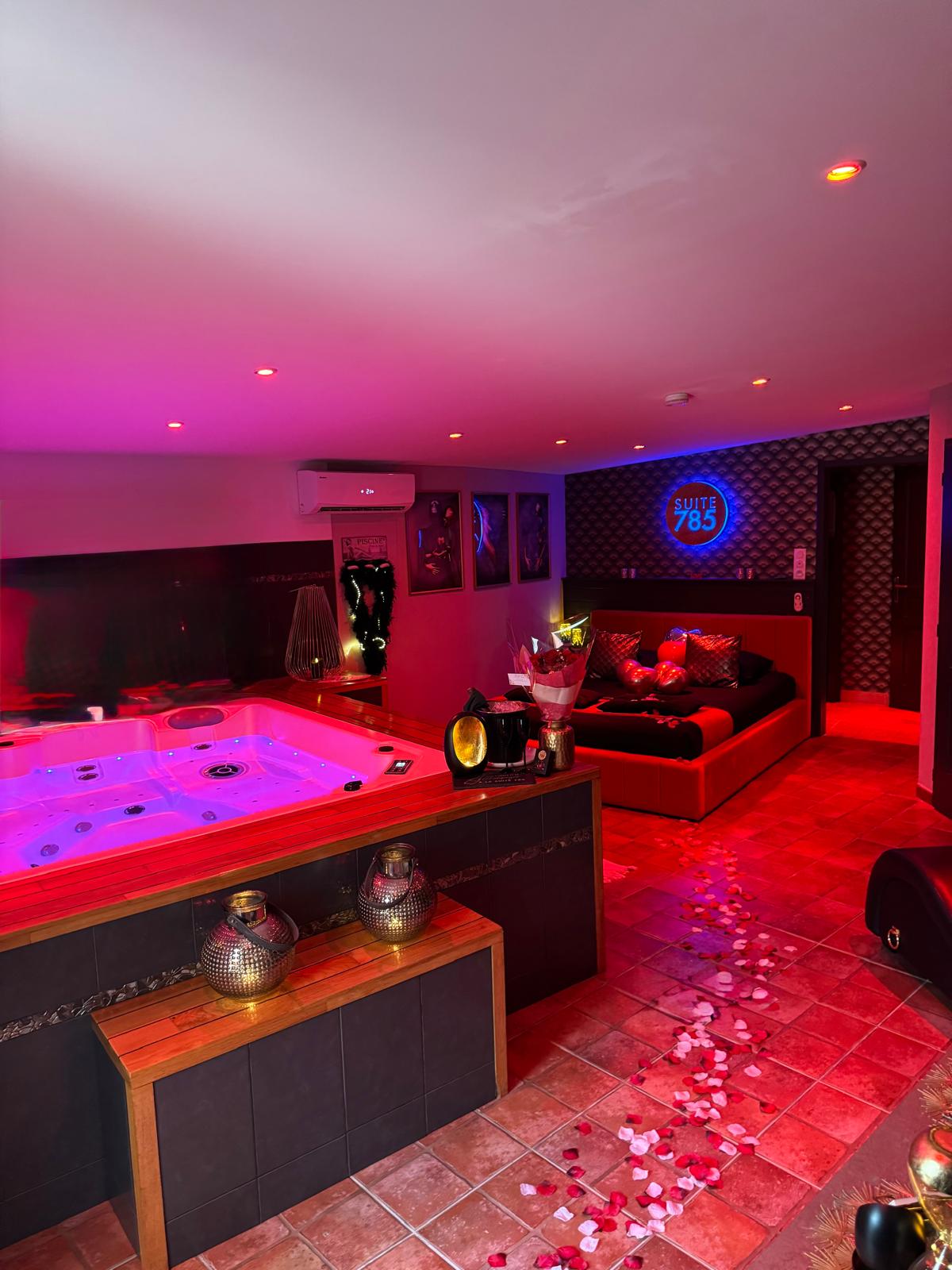 Suite 785 Chambre Romantique — Spa privatif à Tarn-et-Garonne à Montauban — vue intérieure