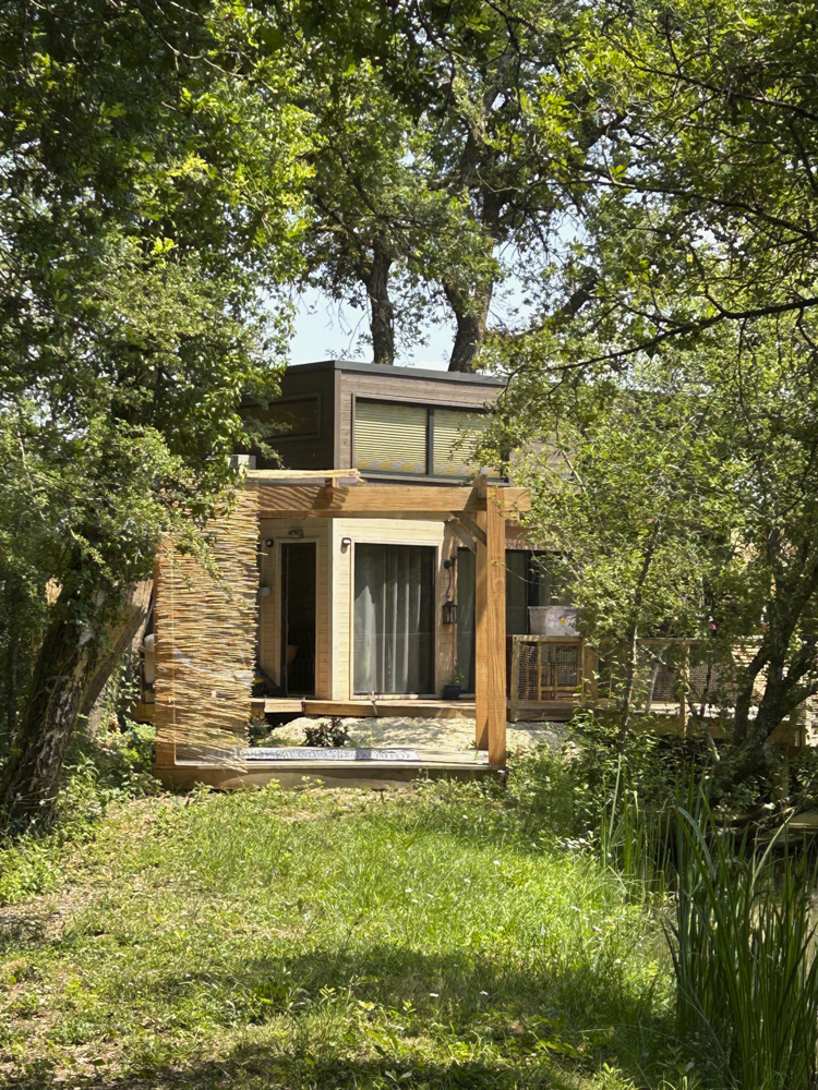 Nymphea & Spa : une cabane sur pilotis pour une évasion romantique à Malicornay — espace de vie