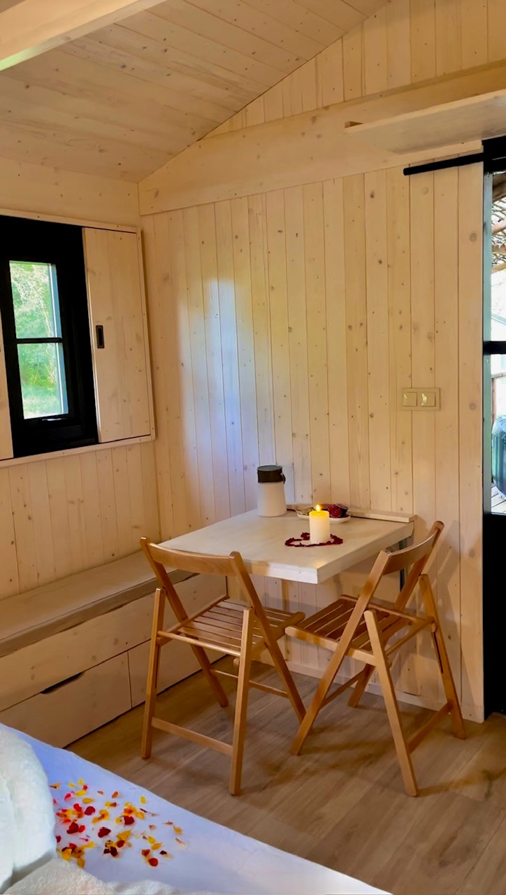 Évasion romantique dans une cabane avec jacuzzi en Aquitaine à Saint-Astier — environnement naturel