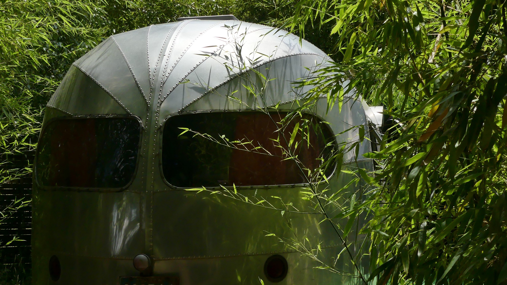 SILVER STREAK 1953 — Caravane avec jacuzzi à Ariège à Vernajoul — vue depuis la terrasse