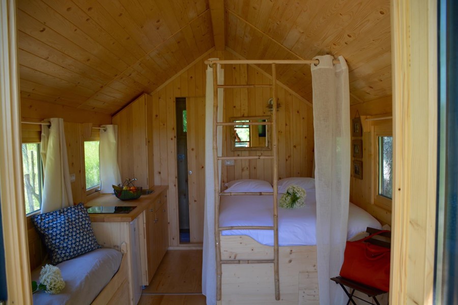 Tiny House la Pradela — Nuit avec Spa privé en Dordogne à Alles-sur-Dordogne — espace de vie