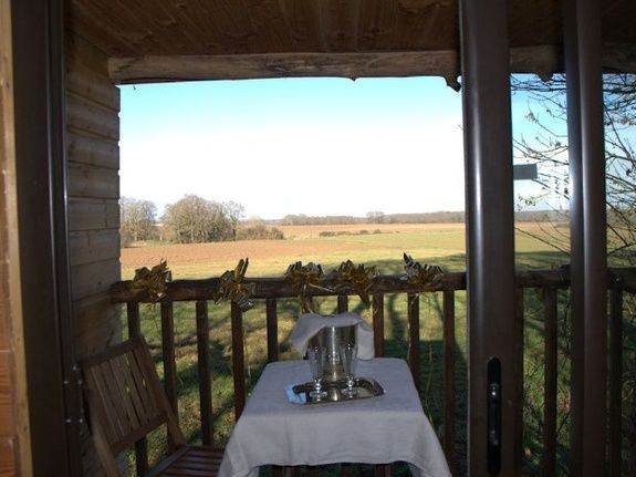 La Cabane aux Secrets — Cabane dans les arbres avec spa à Marne à Bezannes — environnement naturel